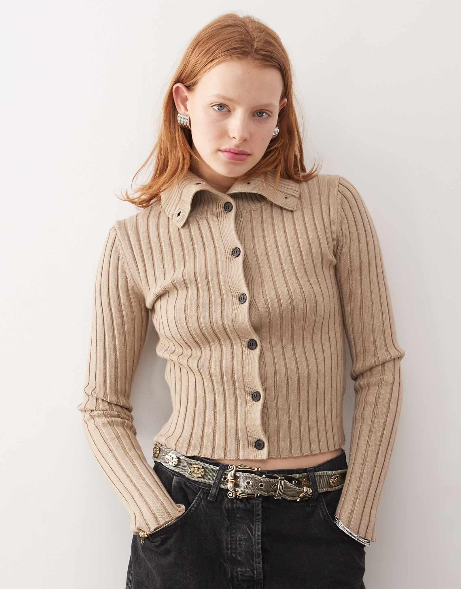 Кардиган из плотной трикотажной ткани в рубчик Weekday Jackie с высоким воротом бежевого цвета 5890₽