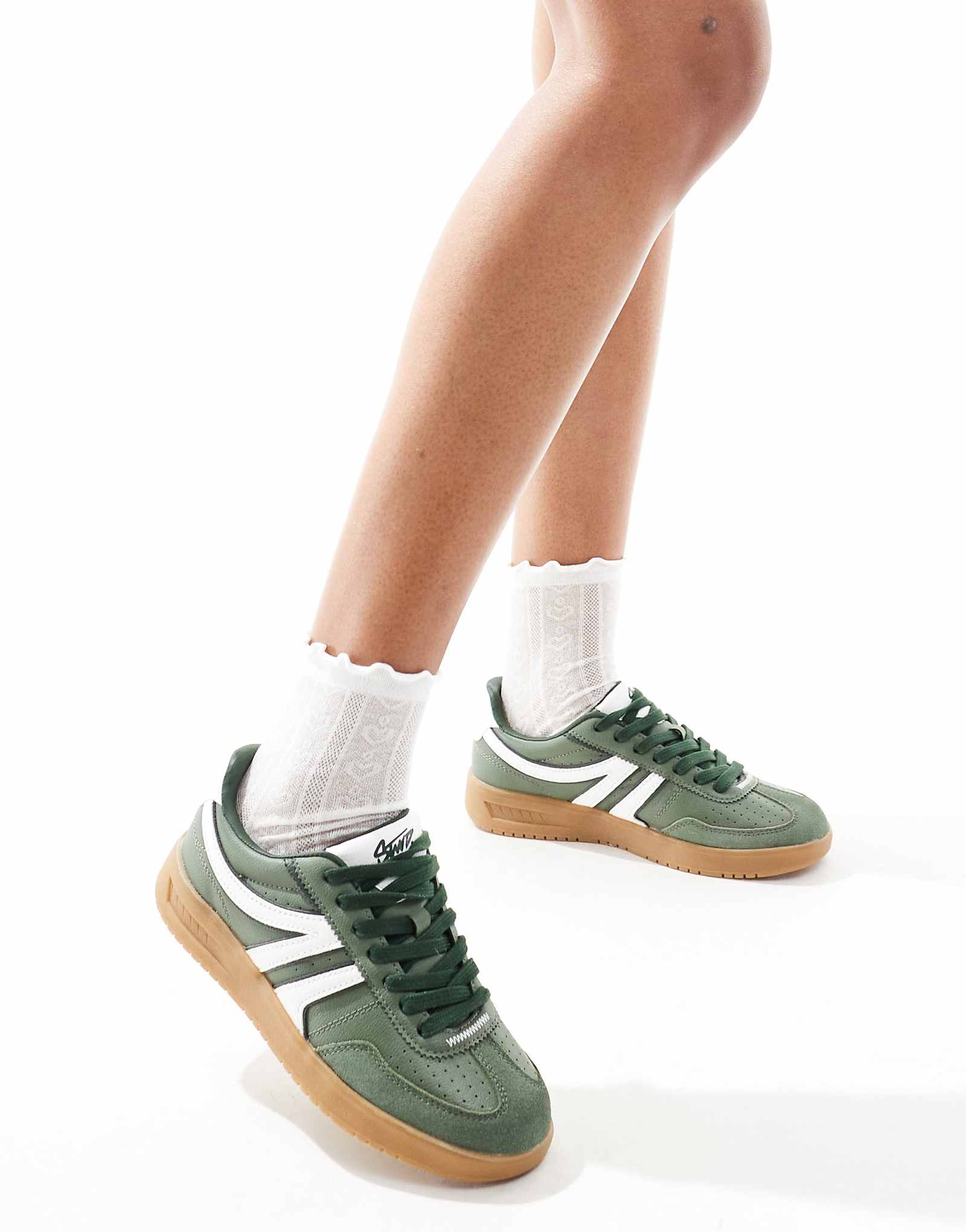 Кроссовки Pull-Bear в стиле ретро на резиновой подошве зеленого цвета 9490₽