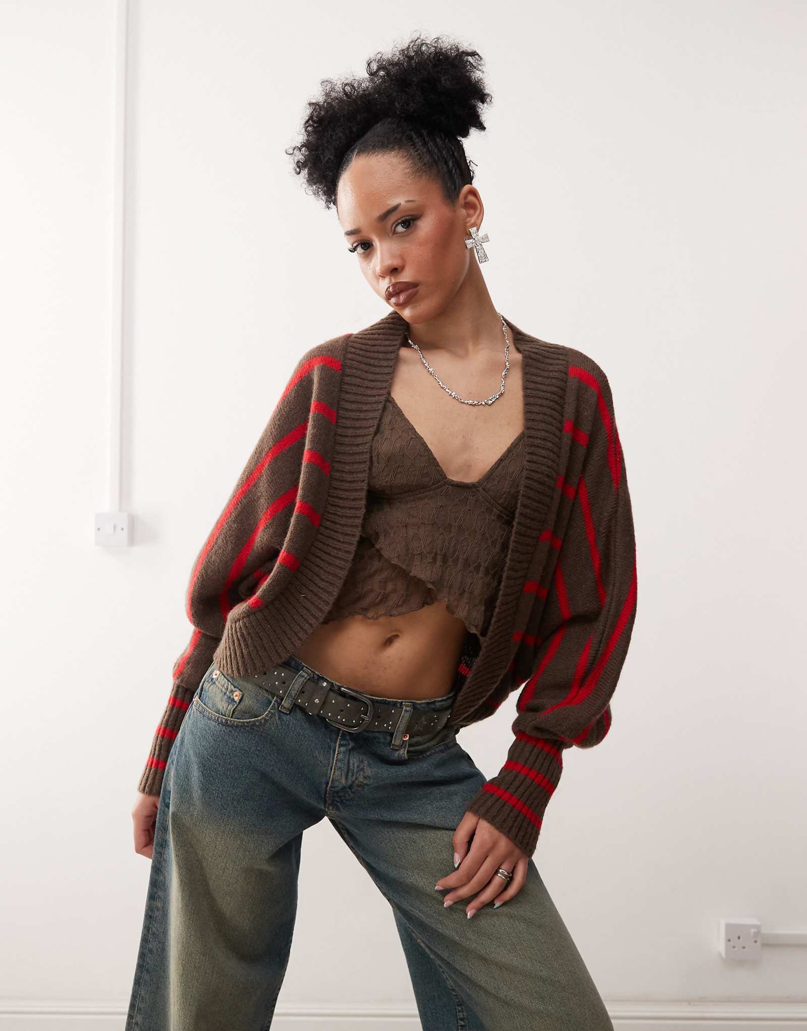 Полосатый вязаный жилет Motel pasha красного и коричневого цветов 17590₽