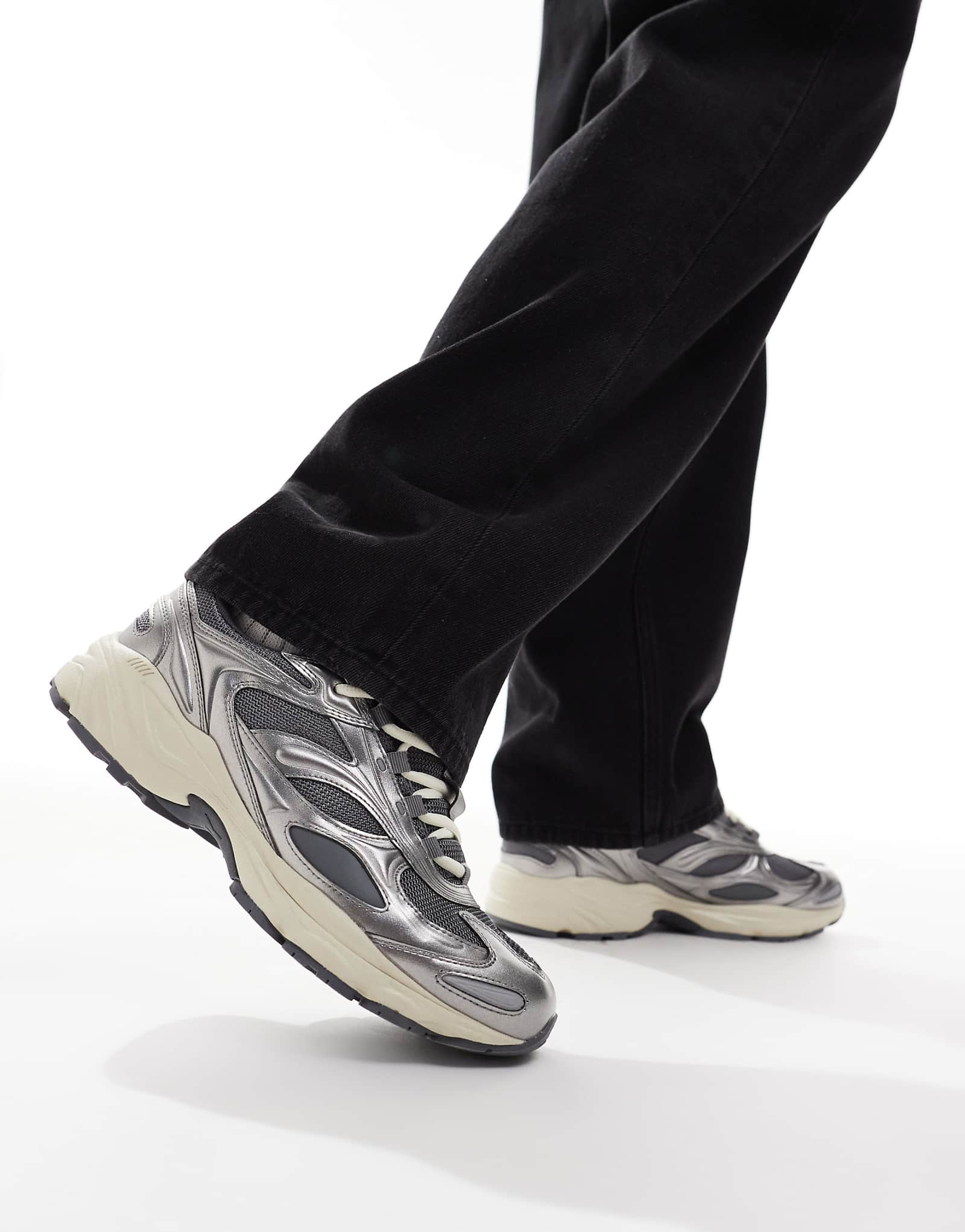 Кроссовки на толстой подошве Pull-Bear серебристого цвета с металлическим отливом 11390₽