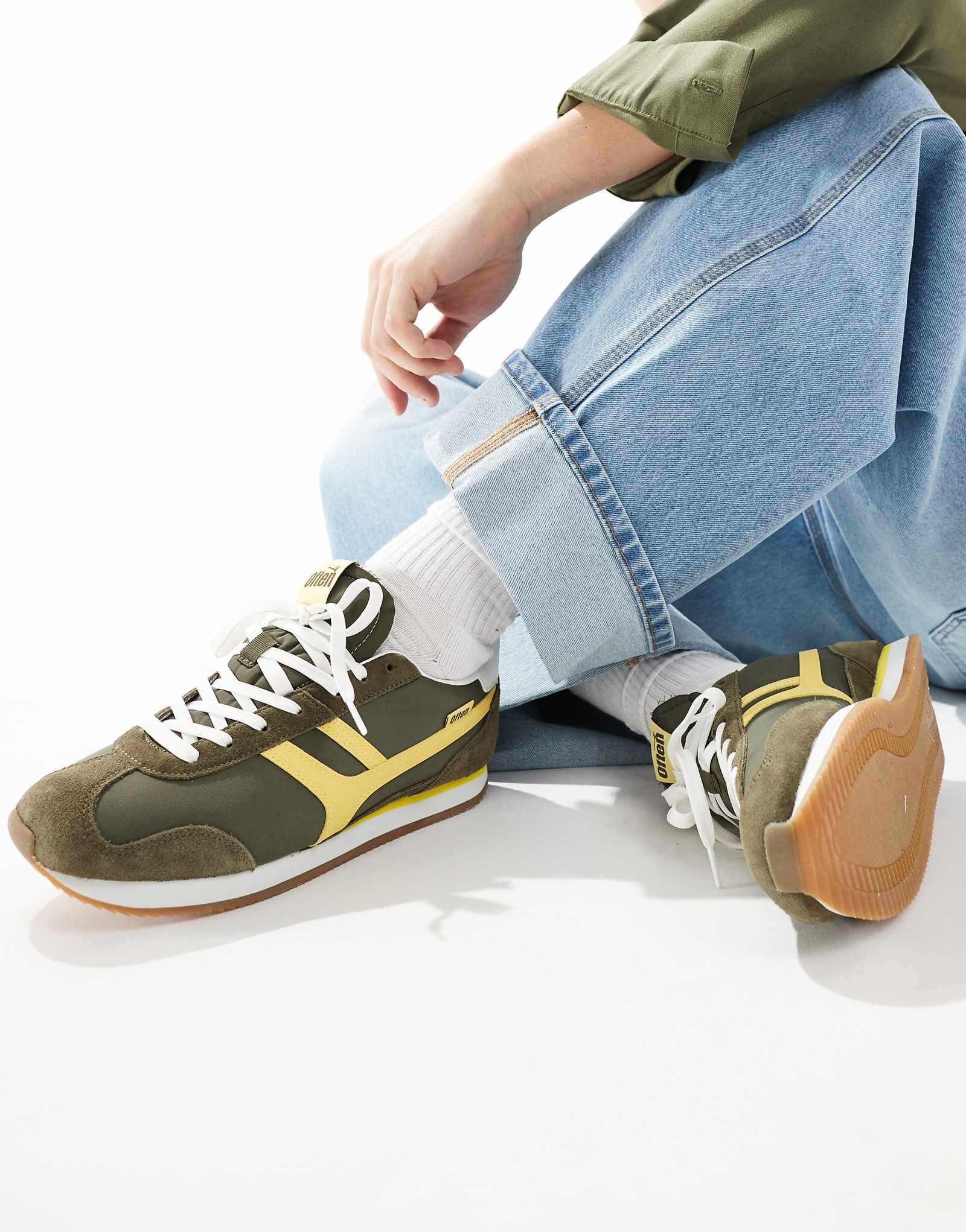 Кроссовки Pull-Bear на резиновой подошве в стиле ретро зеленого цвета 9190₽