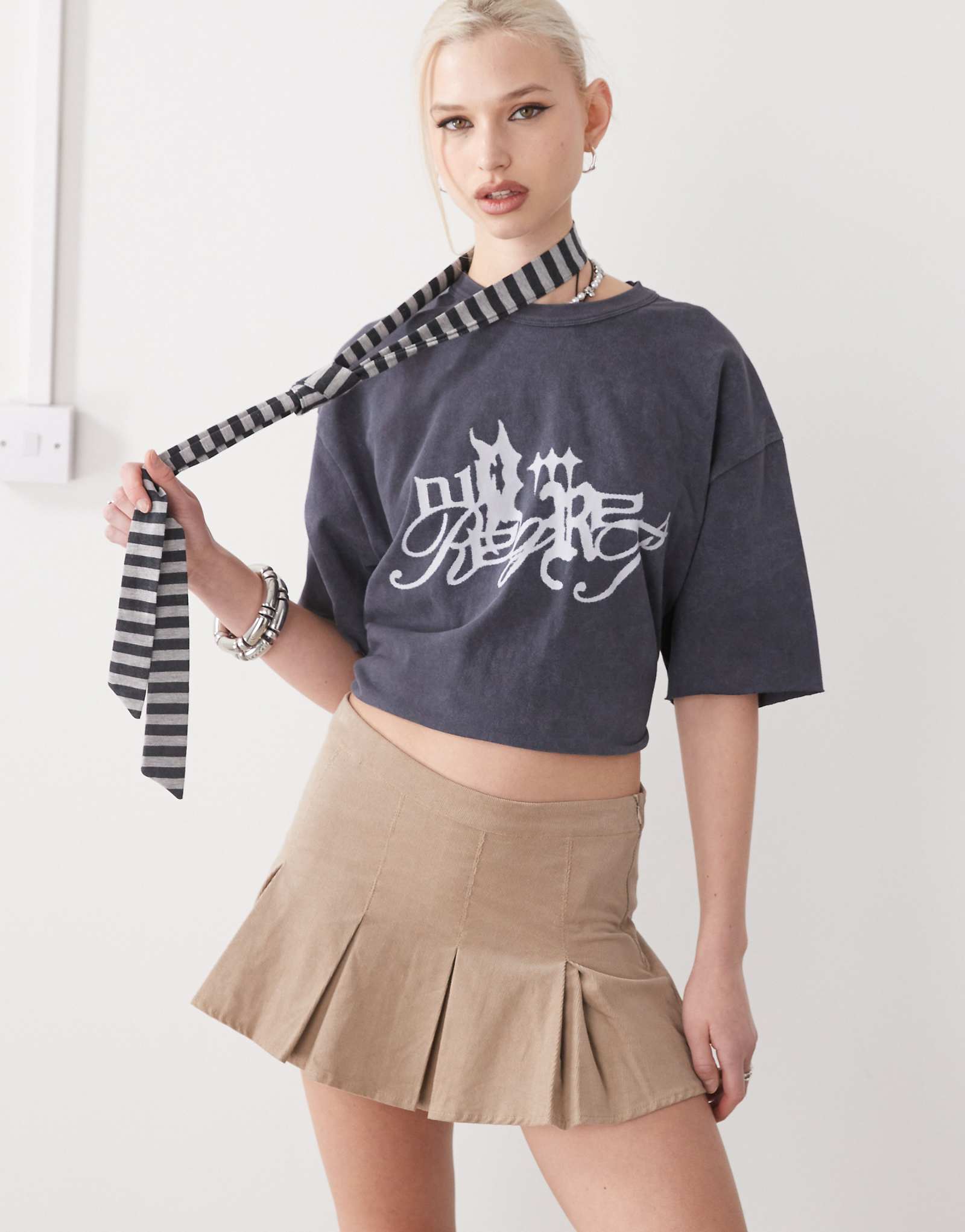 Мини-юбка в складку Motel Sejuani cord box песочного цвета 4490₽