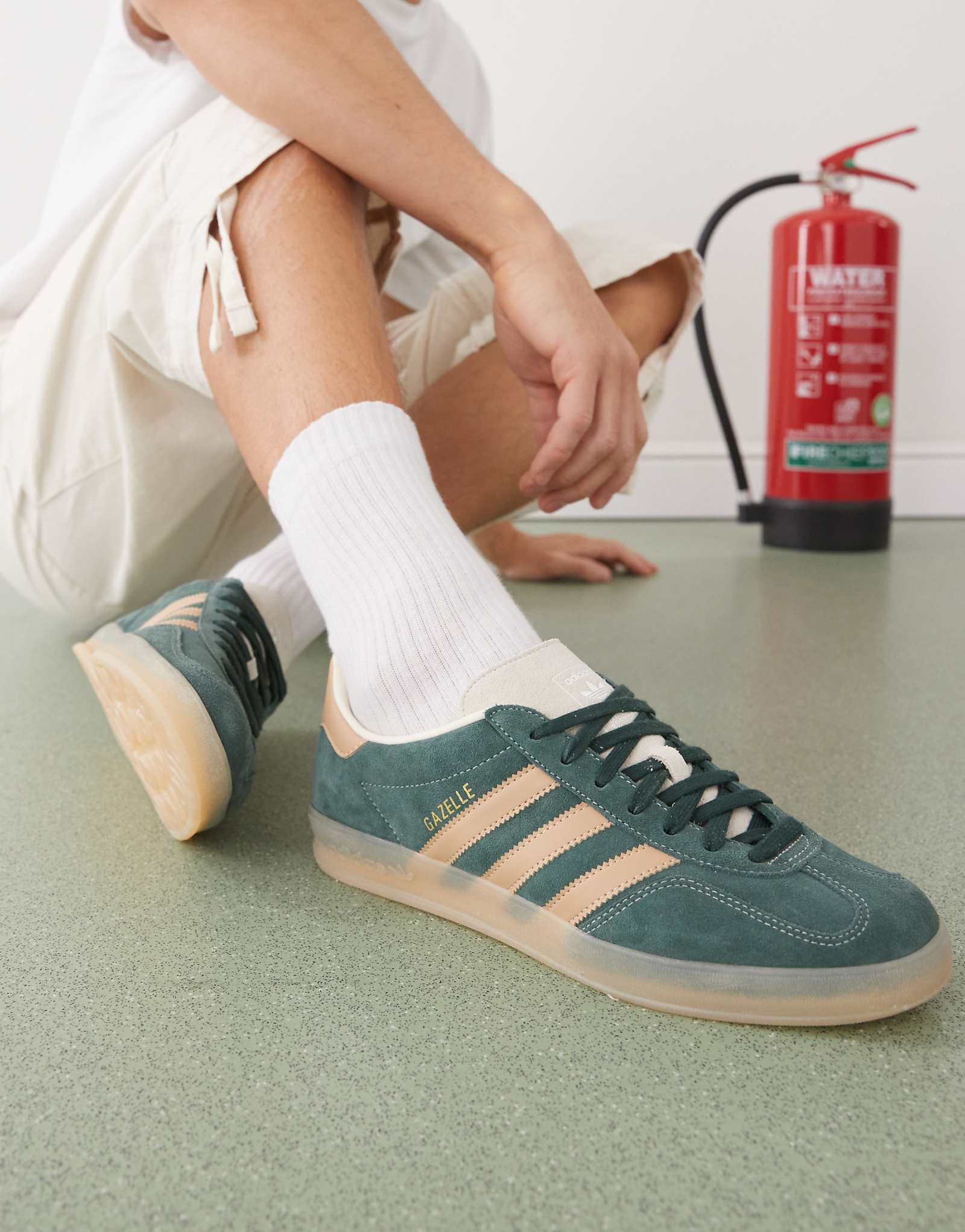 кроссовки adidas Originals Gazelle для помещений зеленого и бежевого цветов 10990₽