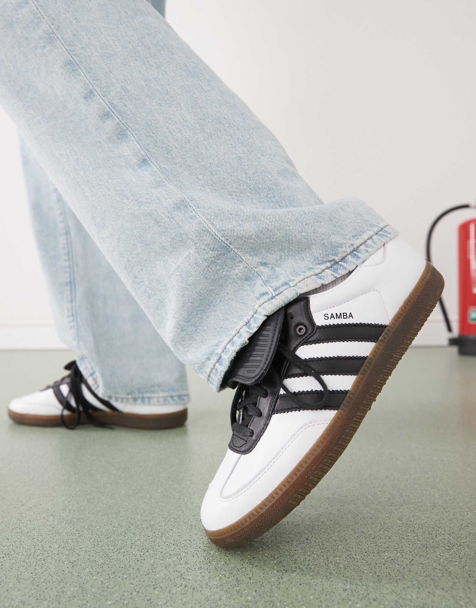 кроссовки adidas Originals Samba LT белого и черного цветов