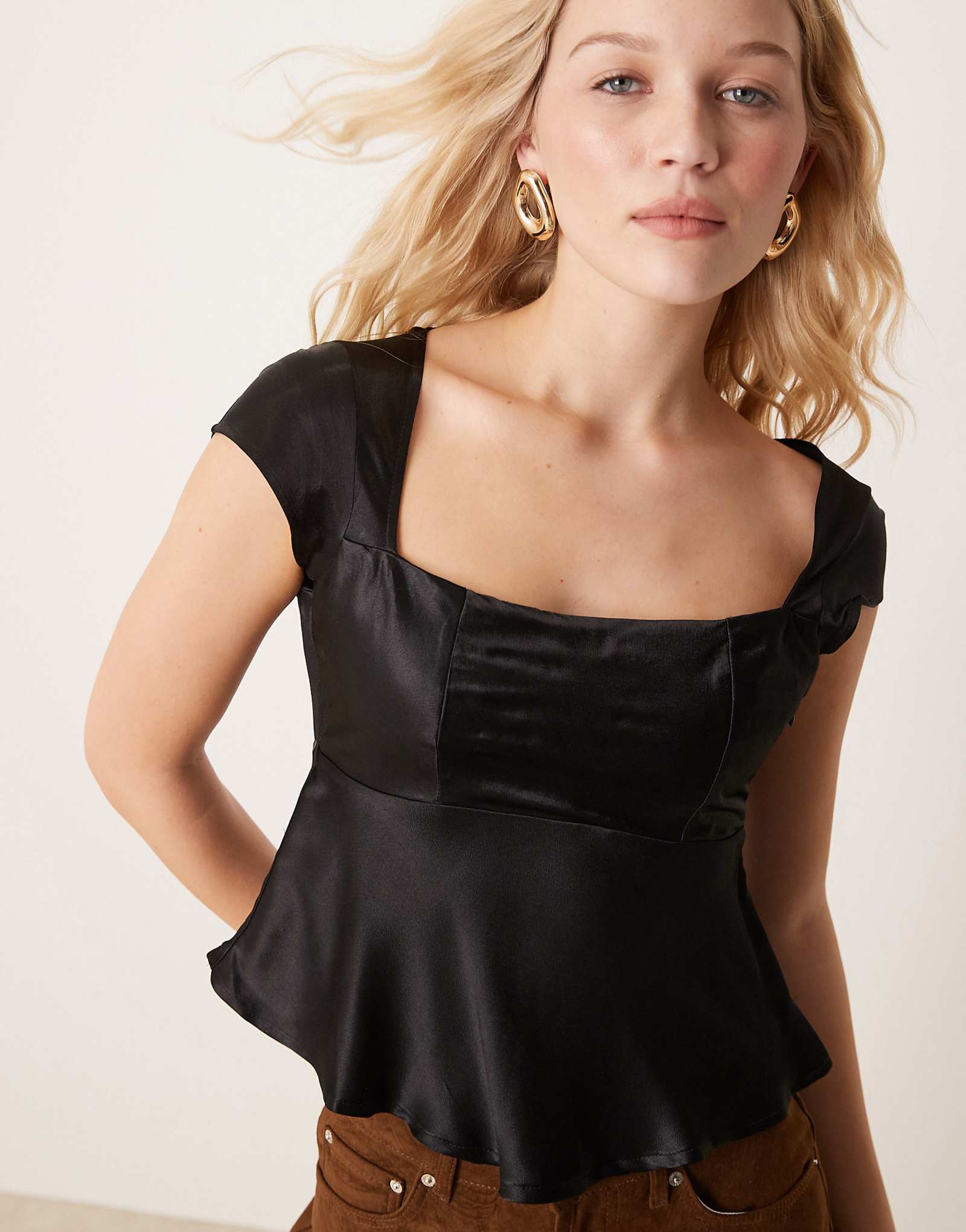 ДИЗАЙНЕРСКАЯ атласная блузка ASOS с широким квадратным вырезом черного цвета 3290₽