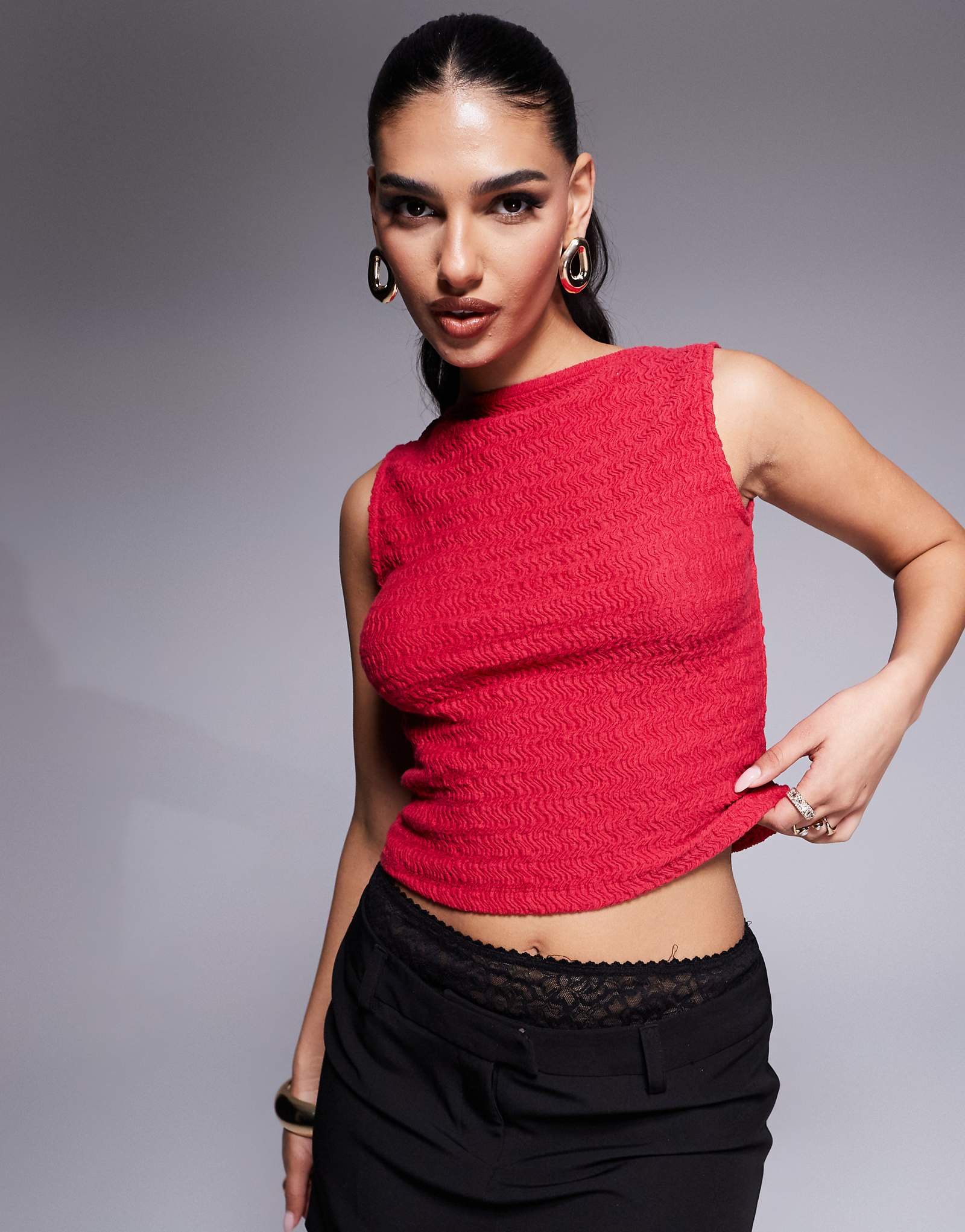 ДИЗАЙН ASOS волнистая текстура декольте с разрезом на спине вишнево-красная майка 4090₽