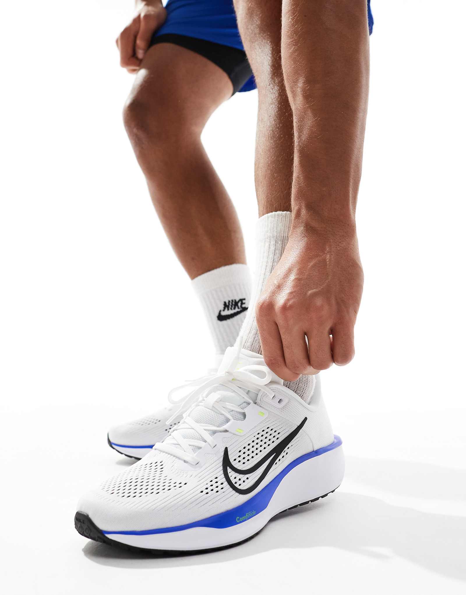 Кроссовки Nike Running Quest 6 белого и синего цветов 16290₽
