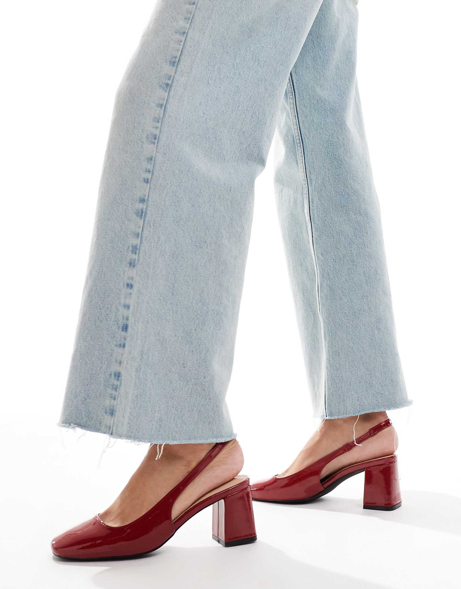 Босоножки на блочном каблуке London Rebel лакированного красного цвета