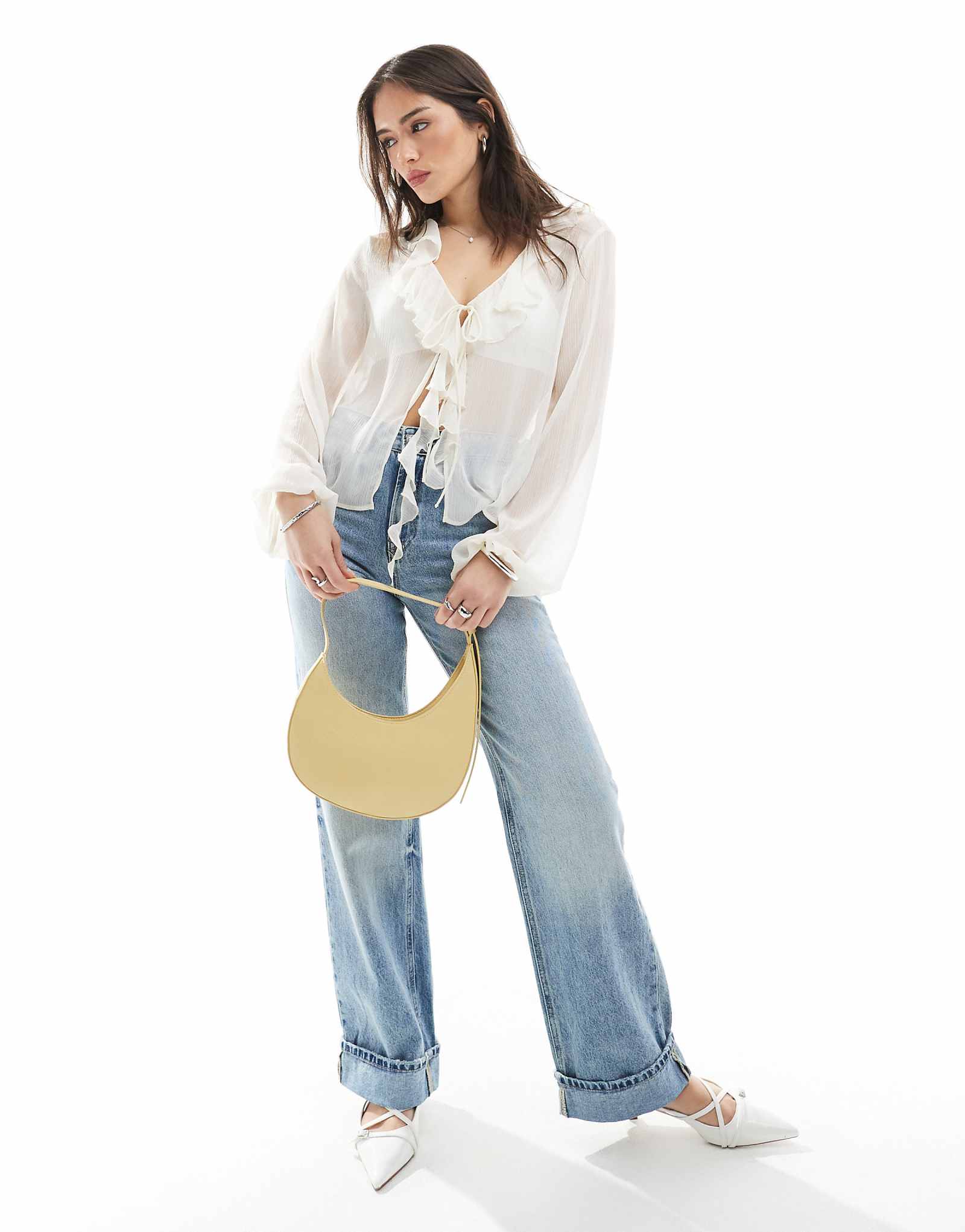 Блузка на завязках с оборками Pull-Bear цвета экрю 7290₽