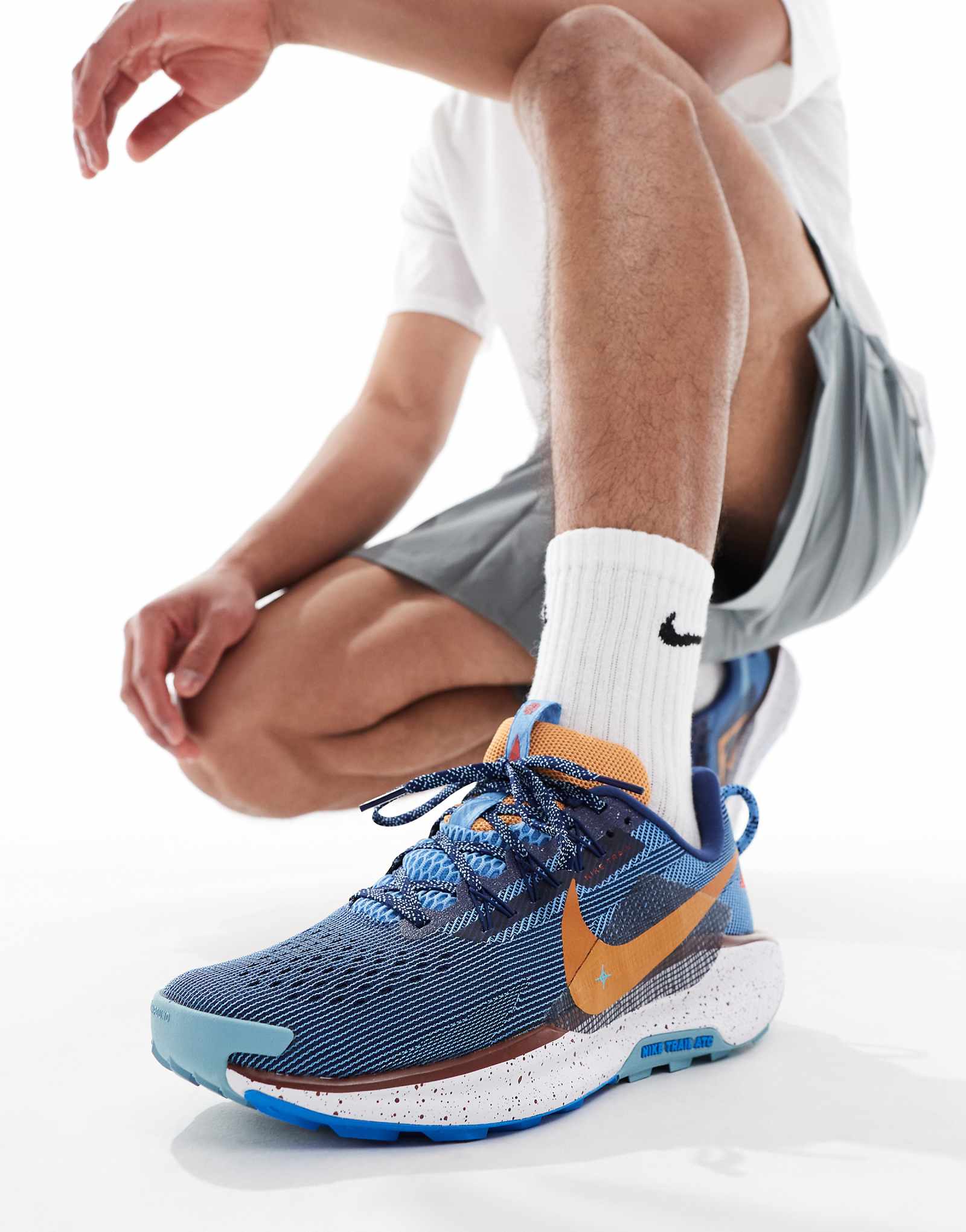 Кроссовки Nike Running Pegasus Trail 5 темно-синего и оранжевого цветов 18390₽