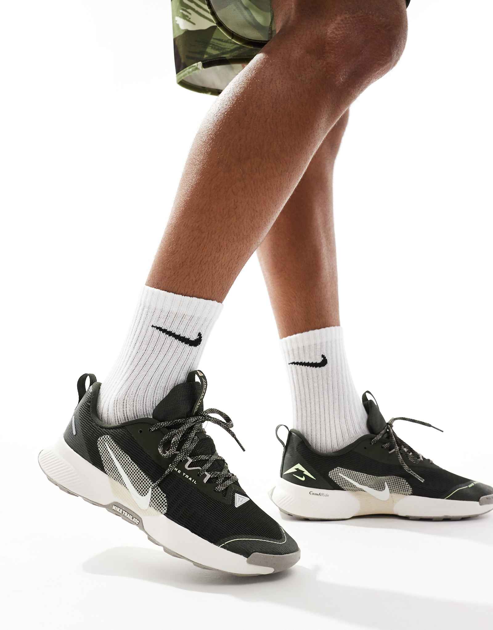 Кроссовки Nike Running Juniper Trail 3 темно-зеленого и белого цветов 15590₽