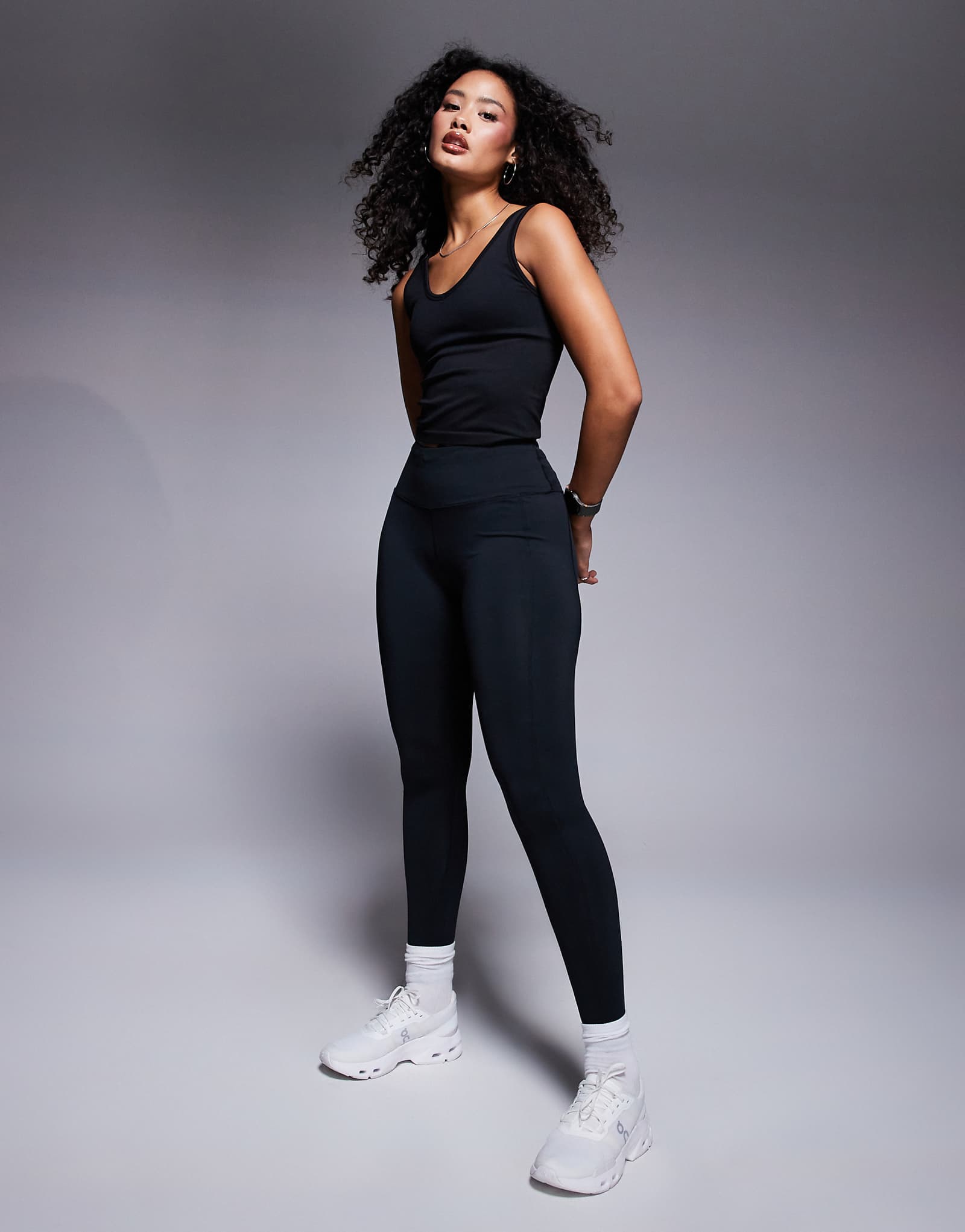 ASOS 4505 Черные спортивные леггинсы с завязкой на талии в виде песочных часов и карманом для телефона 6090₽