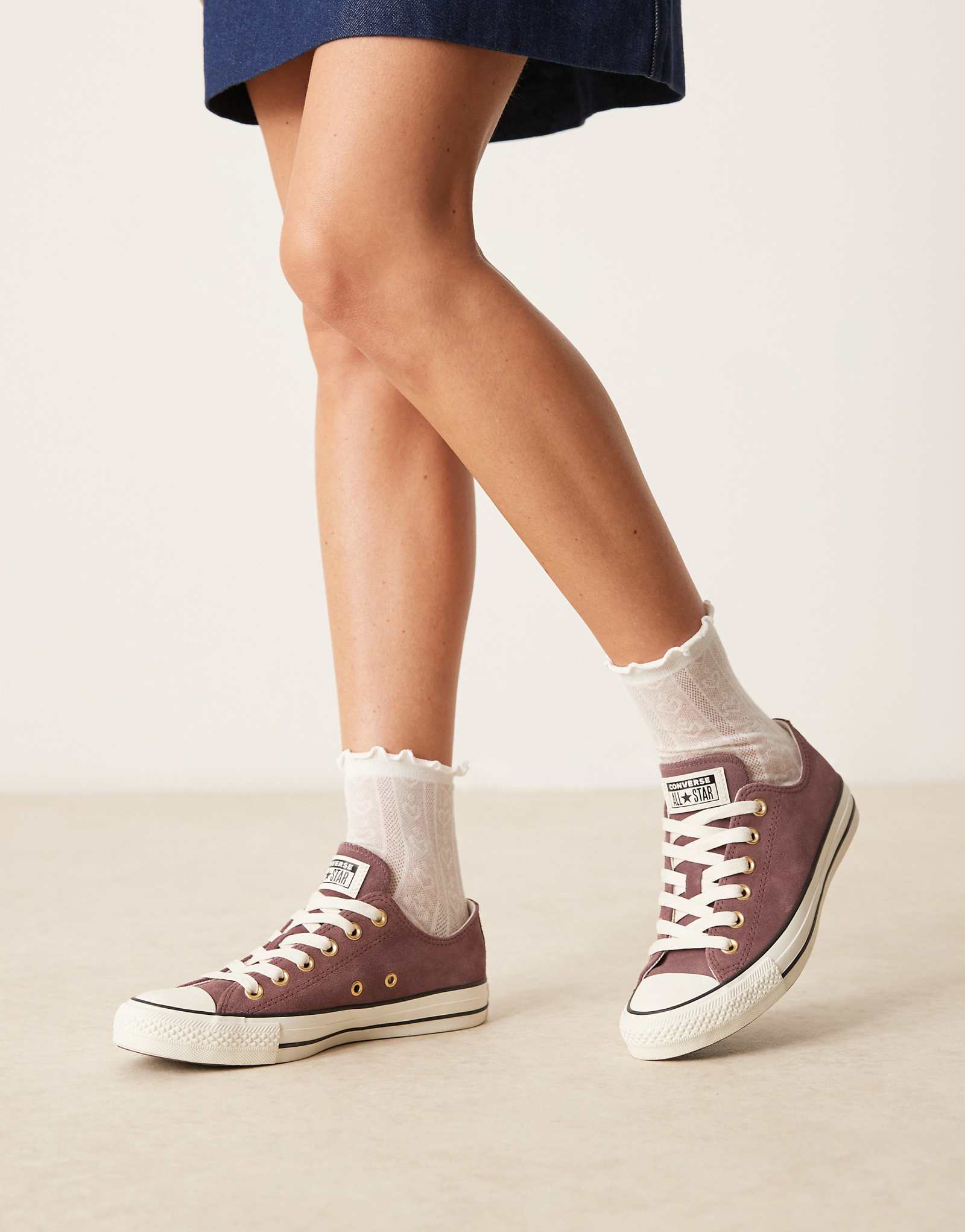 Замшевые кроссовки Converse Chuck Taylor All Star коричневого цвета 9290₽