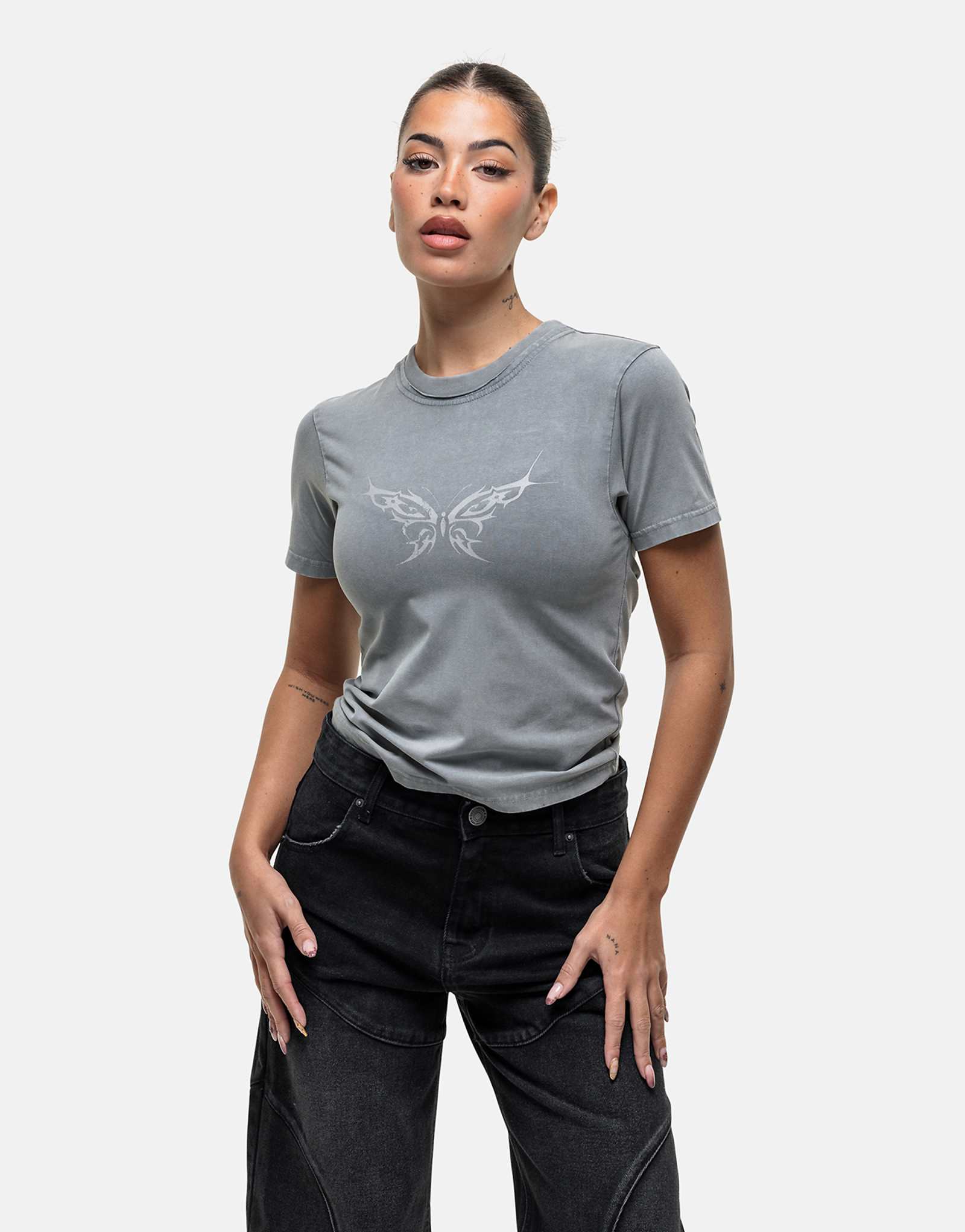 Детская футболка Good For Nothing с принтом в стиле гранж в виде бабочки серого цвета 8390₽