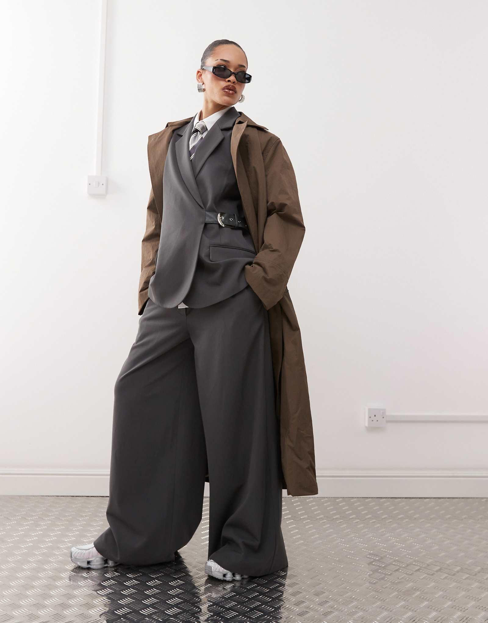 Брюки с широким поясом COLLUSION серого цвета - часть комплекта 9290₽