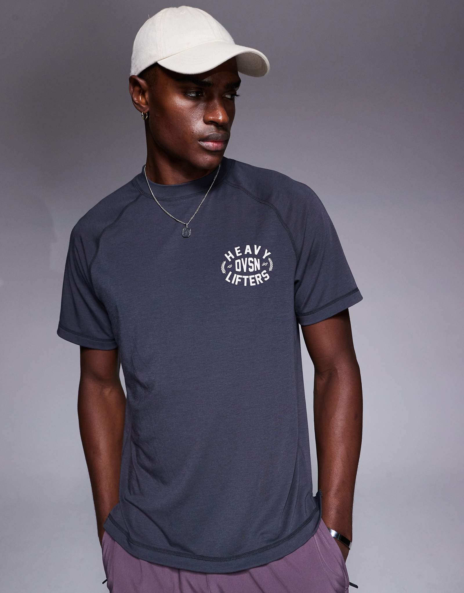 Тренировочная футболка ASOS 4505 quick dry performance jersey с объемным рисунком на груди выполненная в угольном цвете 5290₽