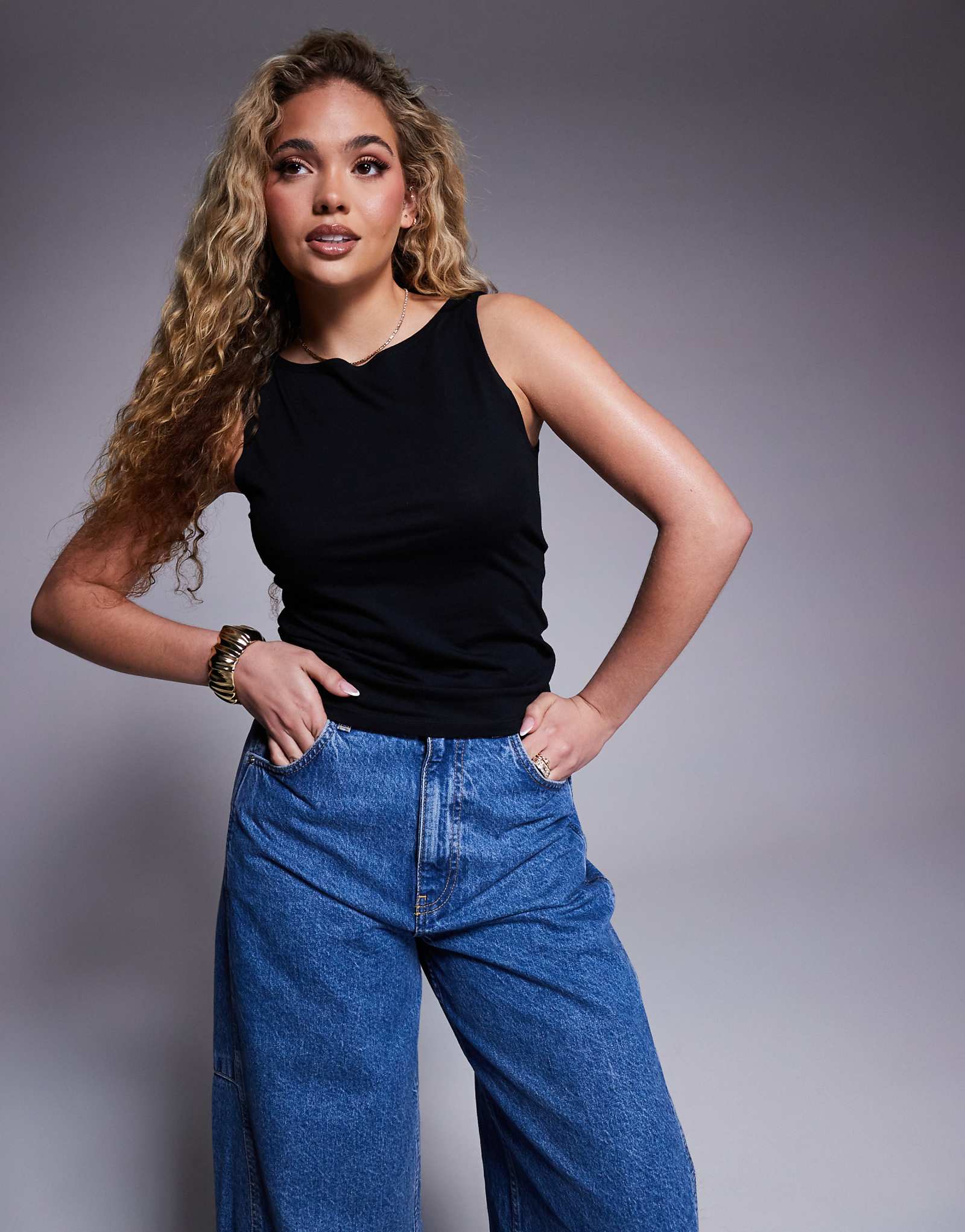 ДИЗАЙНЕРСКАЯ футболка ASOS с капюшоном и драпировкой на шее черного цвета 2590₽