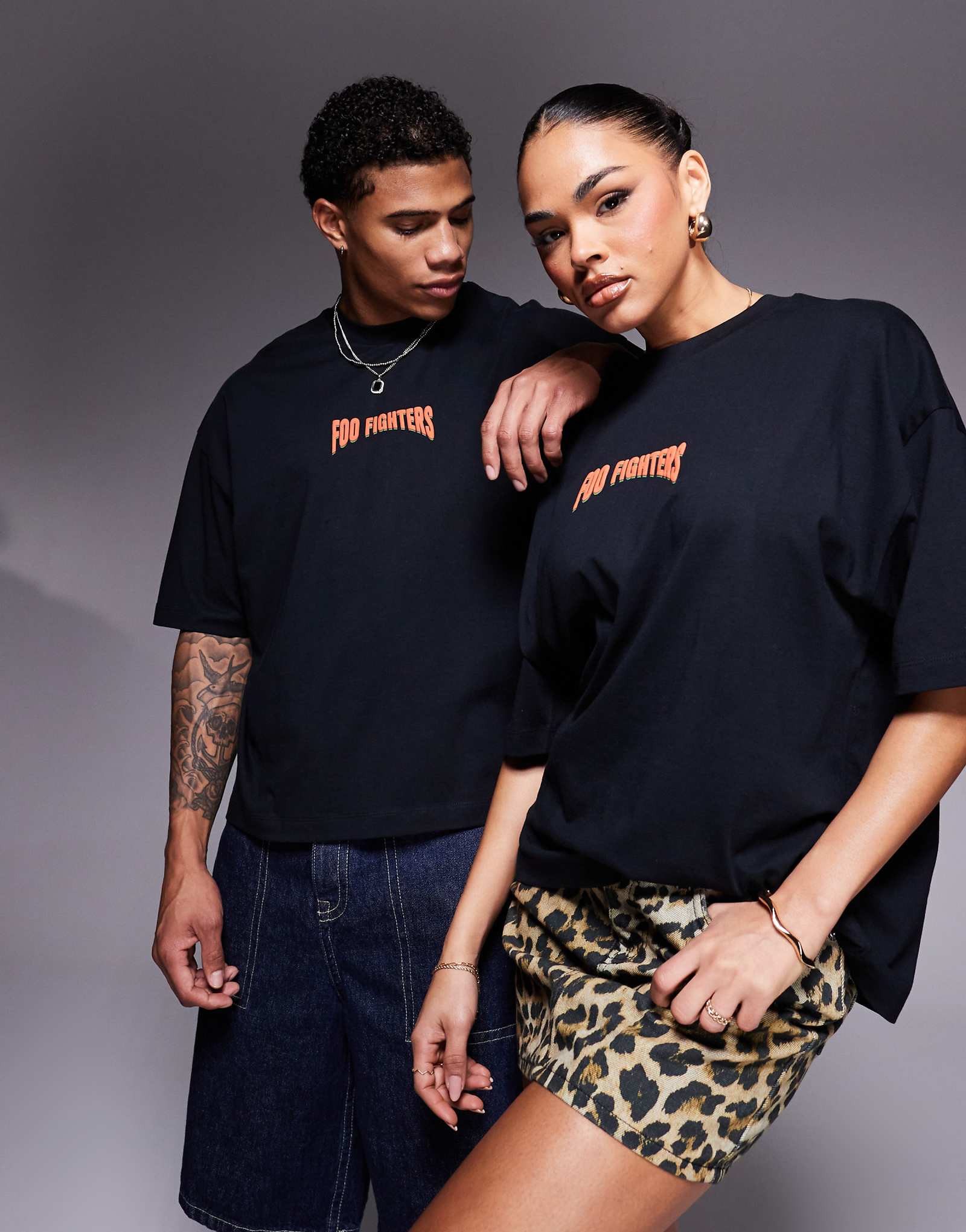 ДИЗАЙНЕРСКАЯ футболка унисекс свободного кроя с лицензионным принтом Foo Fighters черного цвета от ASOS DESIGN 6390₽