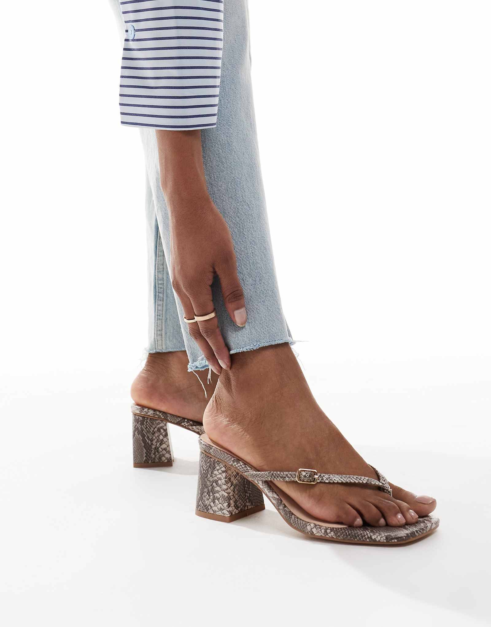 Босоножки London Rebel на каблуке-ремешке с пряжкой и змеиной кожей