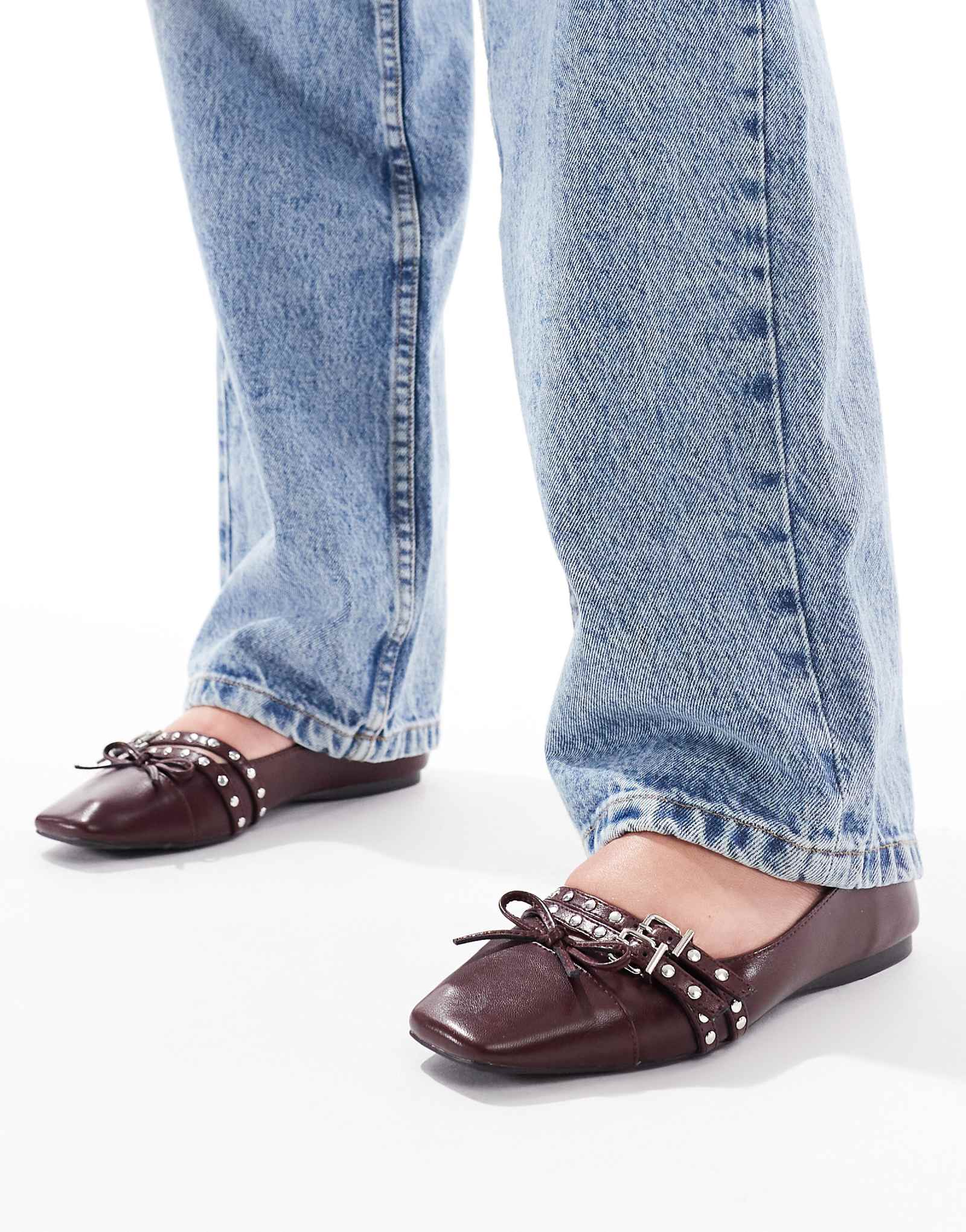 Балетная туфелька London Rebel с заклепками и пряжкой бордового цвета 7190₽