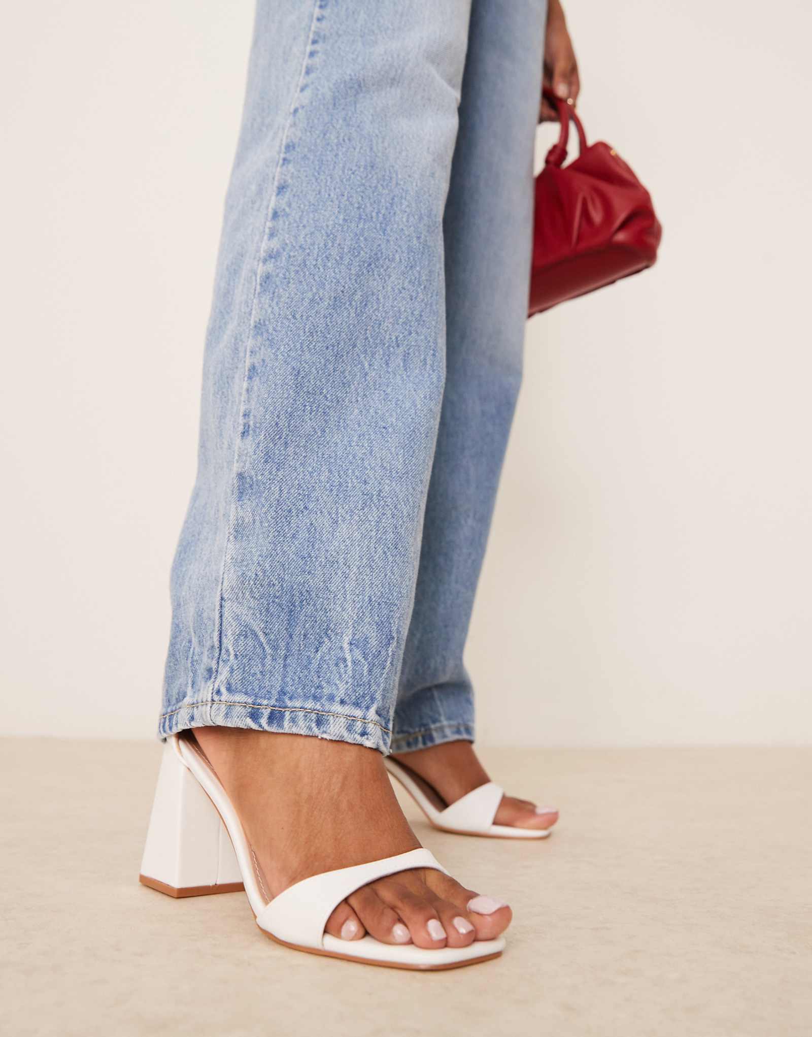 Белые босоножки Raid Niya на среднем каблуке 8990₽