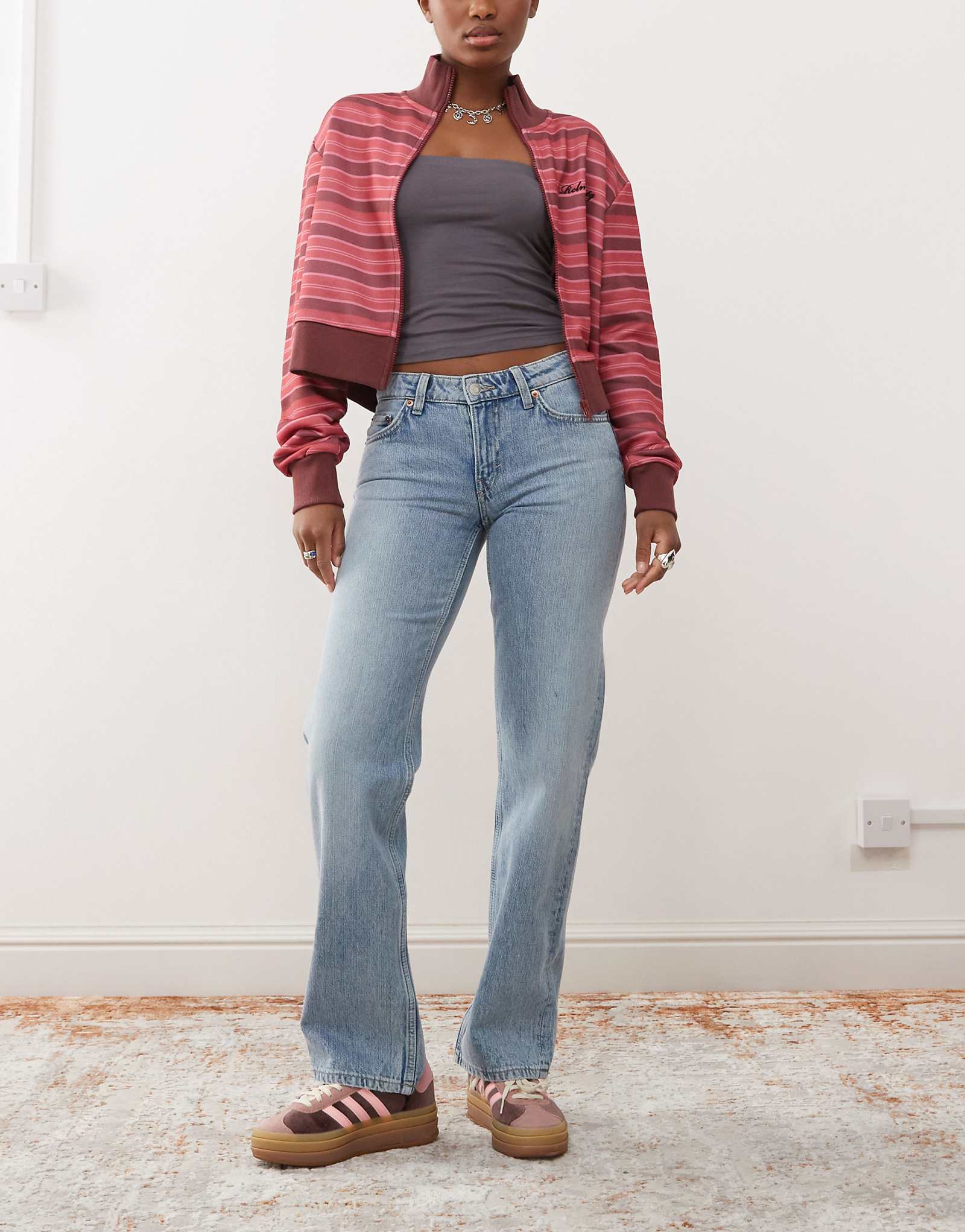 Джинсы прямого кроя с заниженной талией и стрелками для буднего дня синие постиранные 6490₽