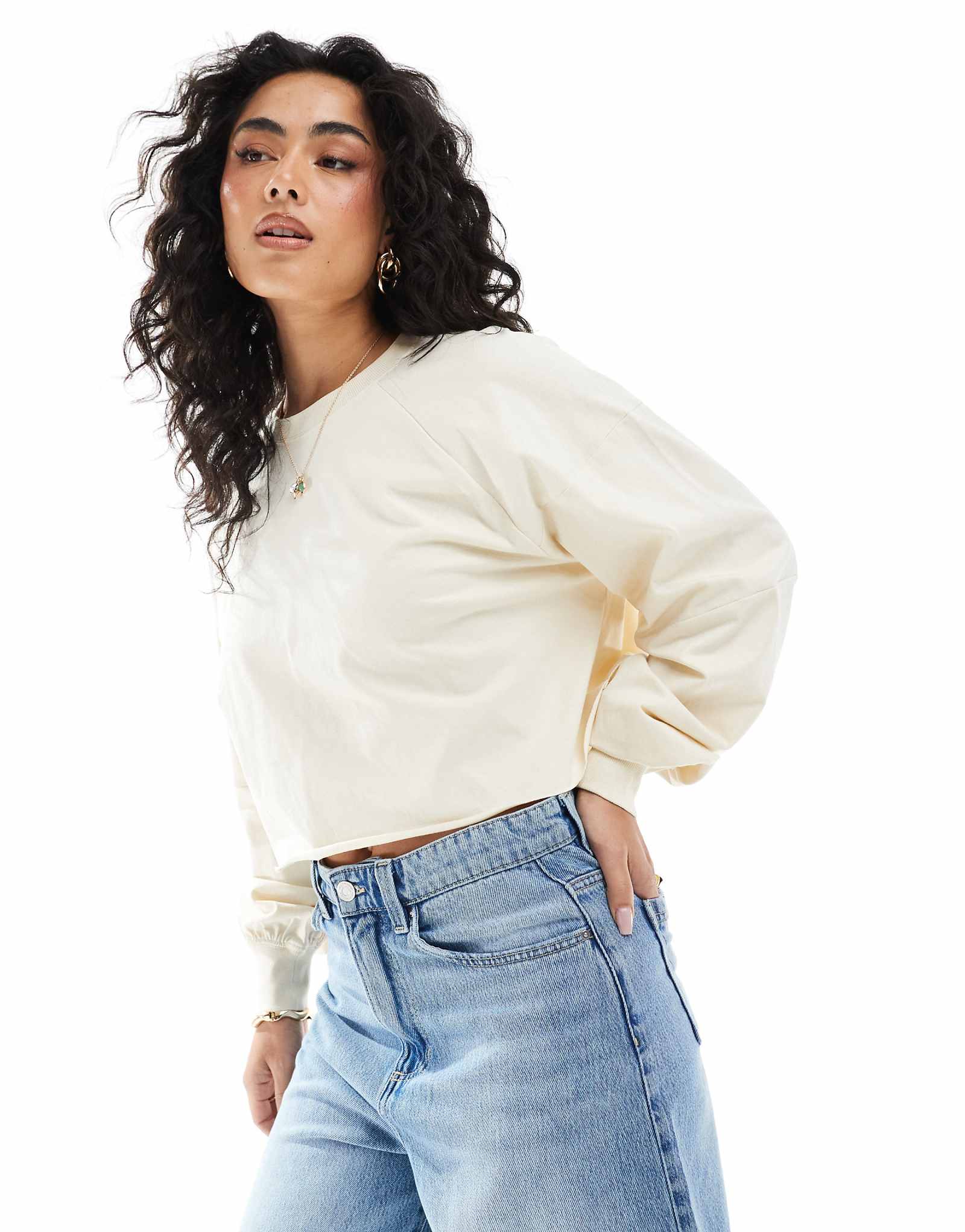 Укороченная футболка Monki с длинным рукавом темно-белого цвета 6090₽