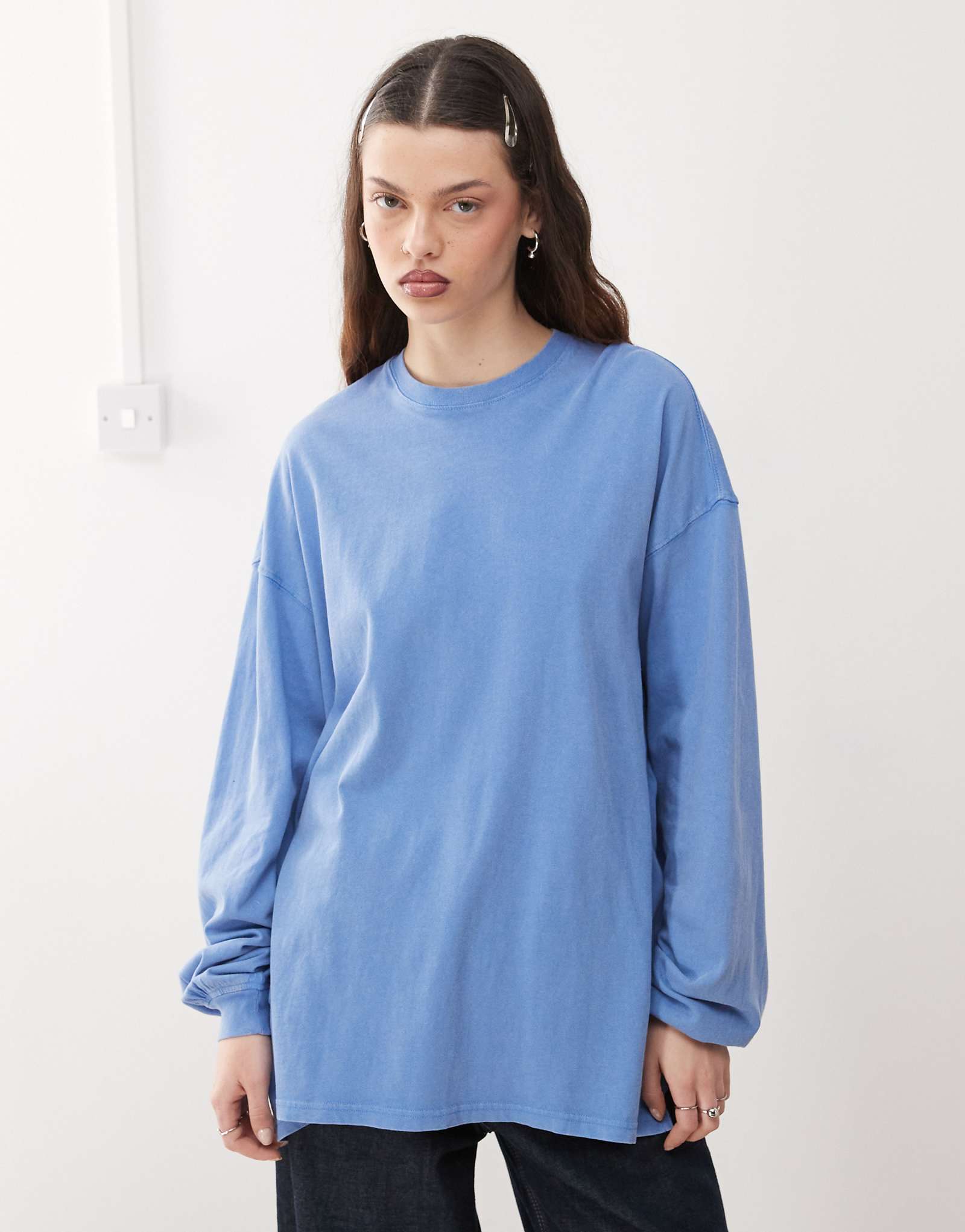 Футболка с длинным рукавом Weekday Lindy super oversize синего цвета 6690₽
