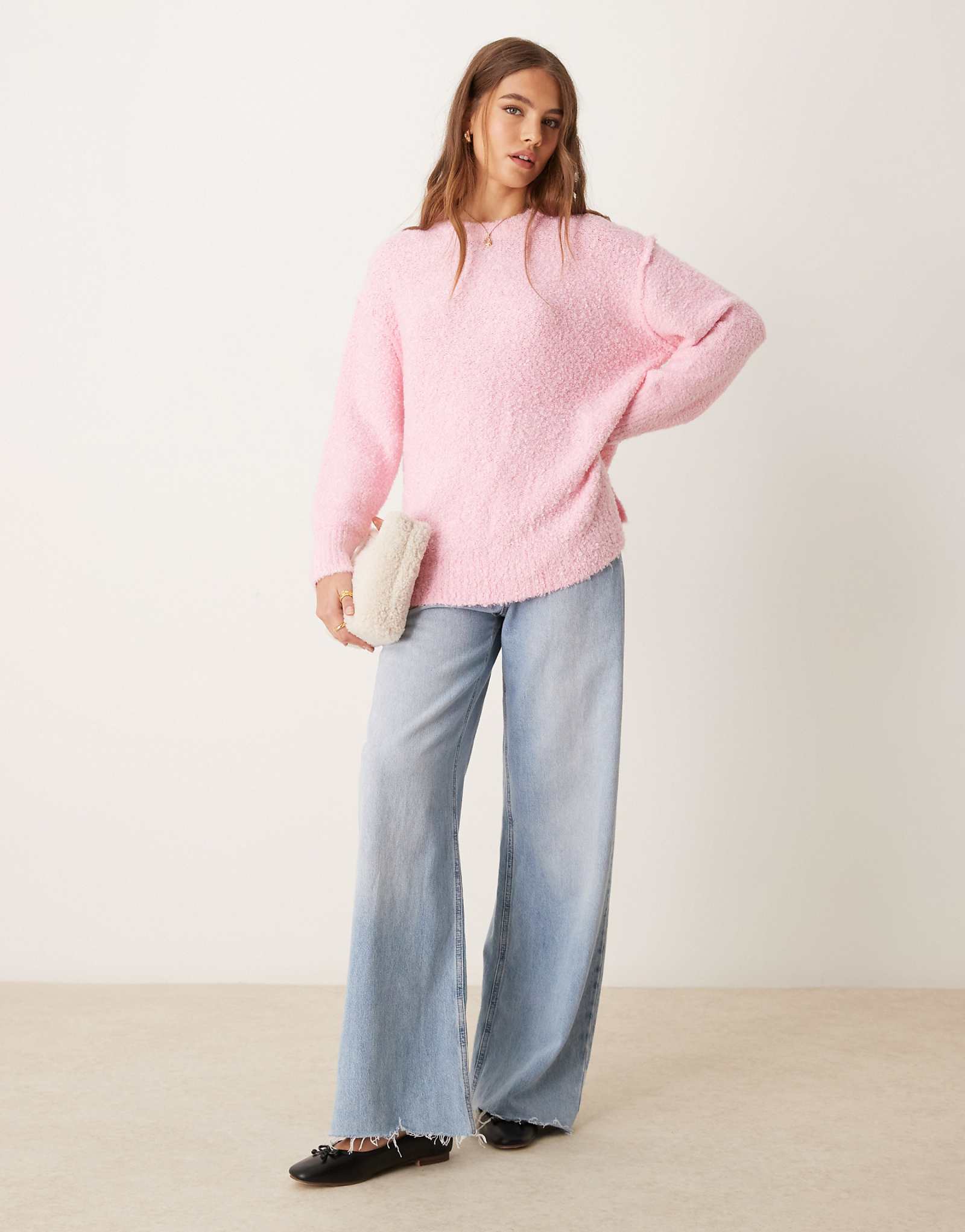 Гламурный уютный вязаный свитер оверсайз ярко-розового цвета 11090₽