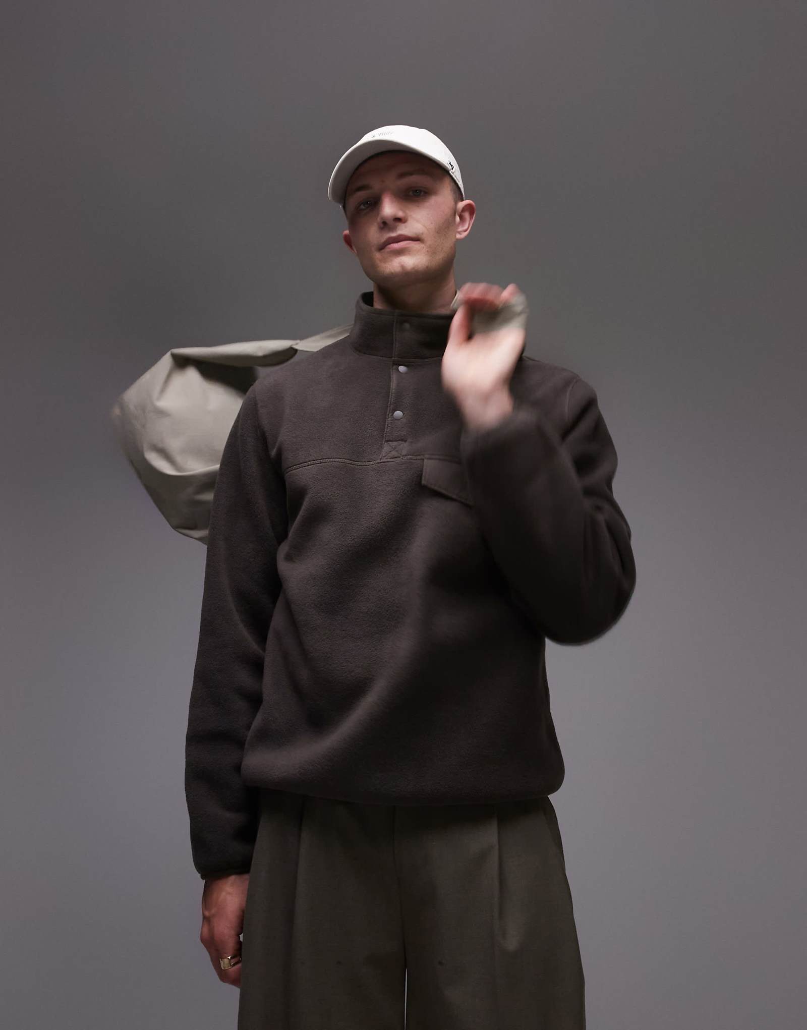 Флисовая куртка ARKET с застежкой на молнию и передним карманом с клапаном 20590₽