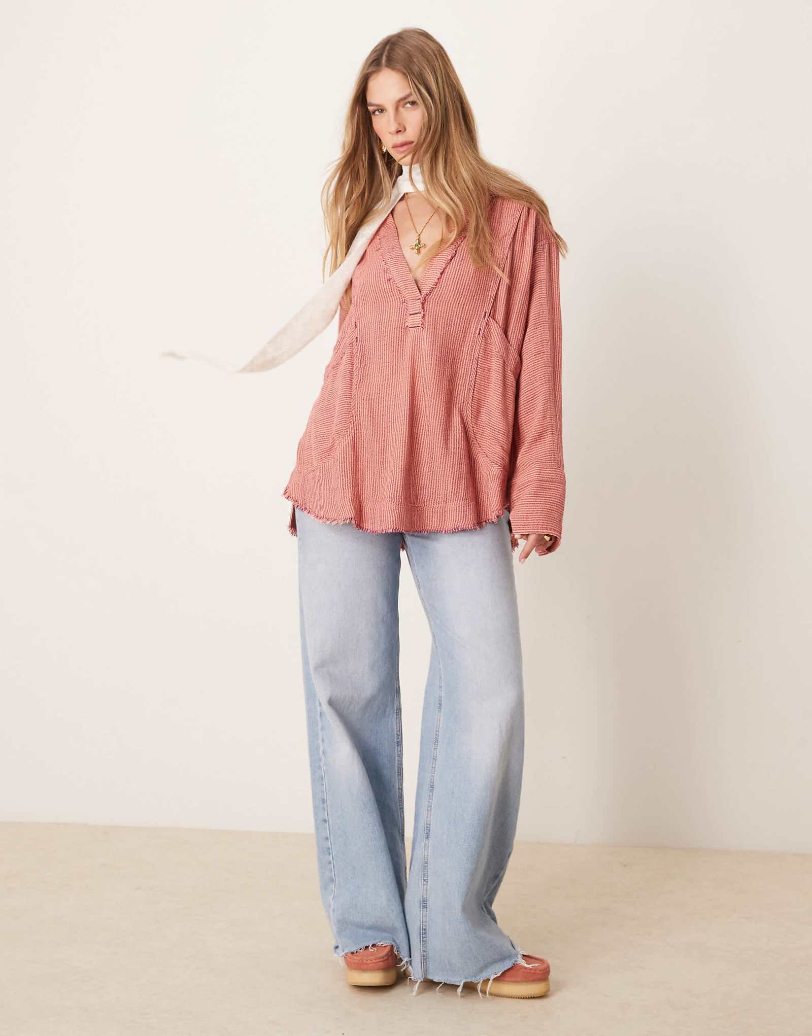 Свободные люди расслабились в безразмерной рубашке в полоску винного цвета 30190₽