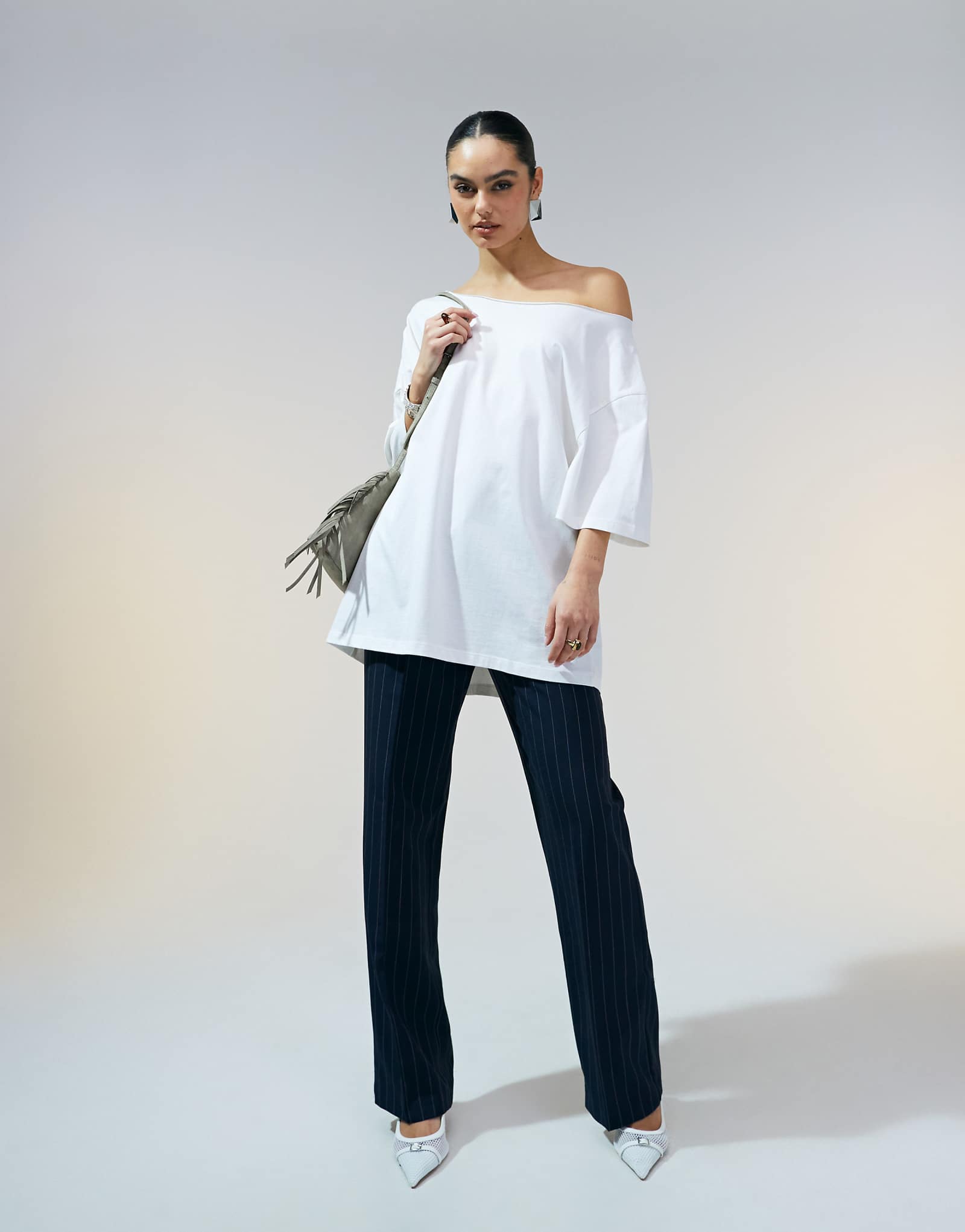 Объемная футболка ASOS DESIGN с открытыми плечами белого цвета 3090₽