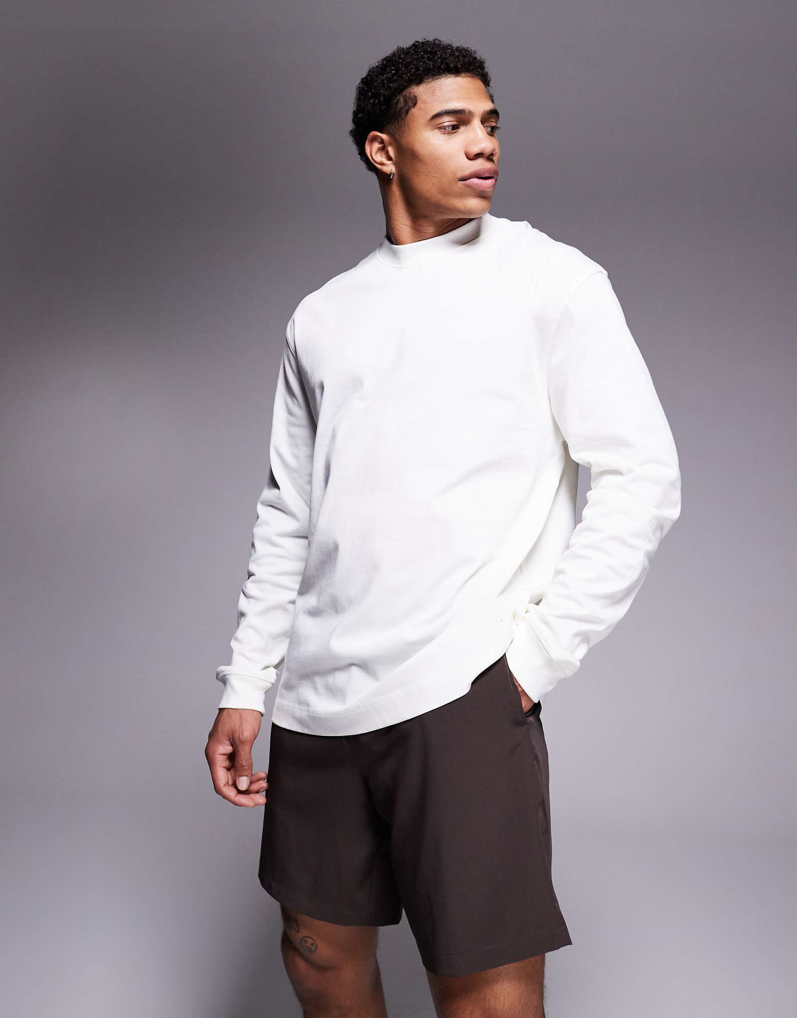 4505 быстросохнущая хлопковая тренировочная футболка оверсайз с длинным рукавом белого цвета 4790₽