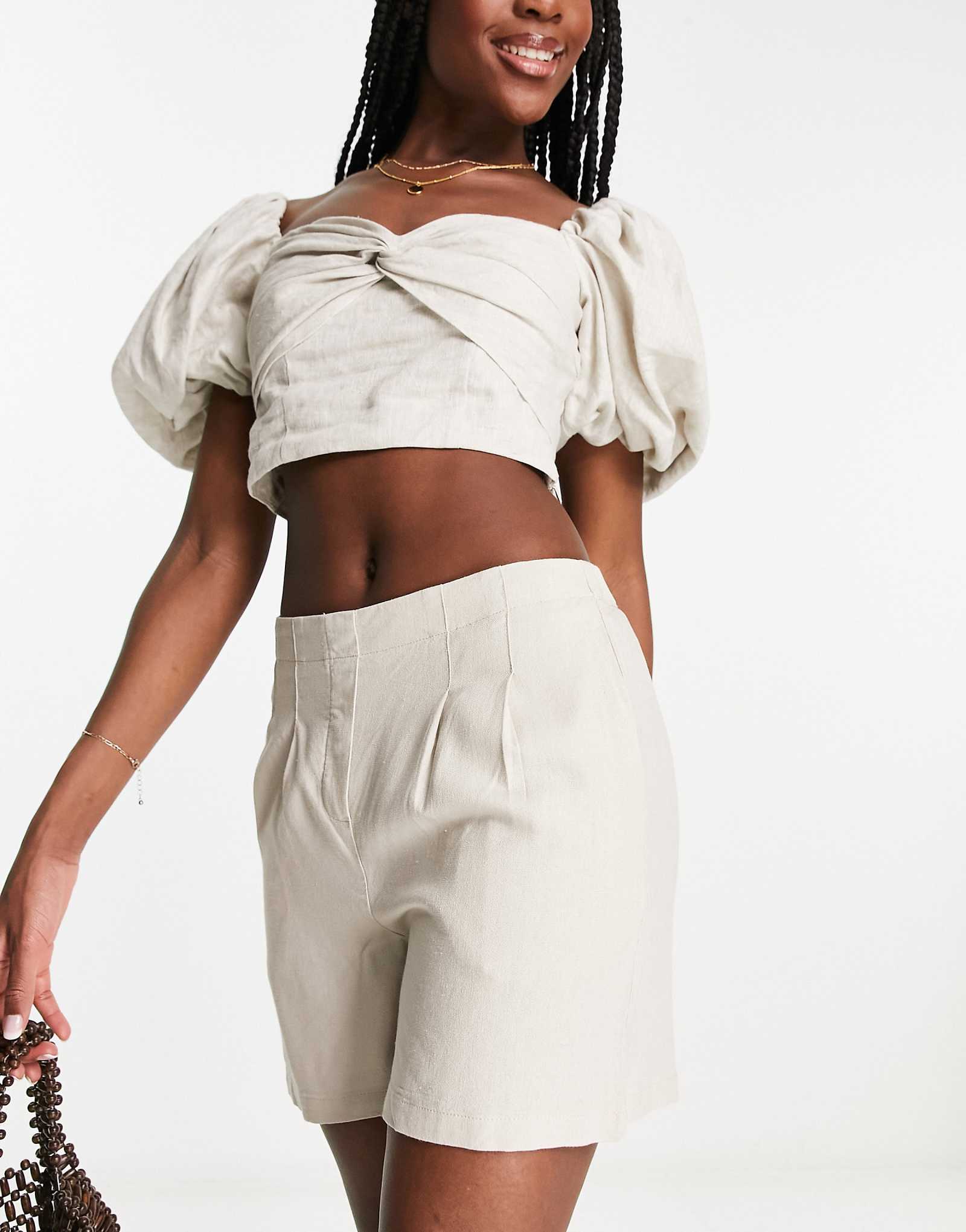 Шорты из льняной смеси со складками спереди от Vero Moda цвета камня 6490₽