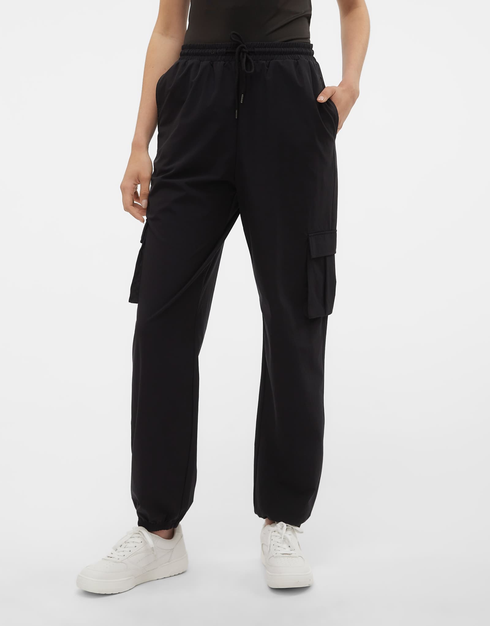 Брюки-карго Vero Moda с манжетами черного цвета