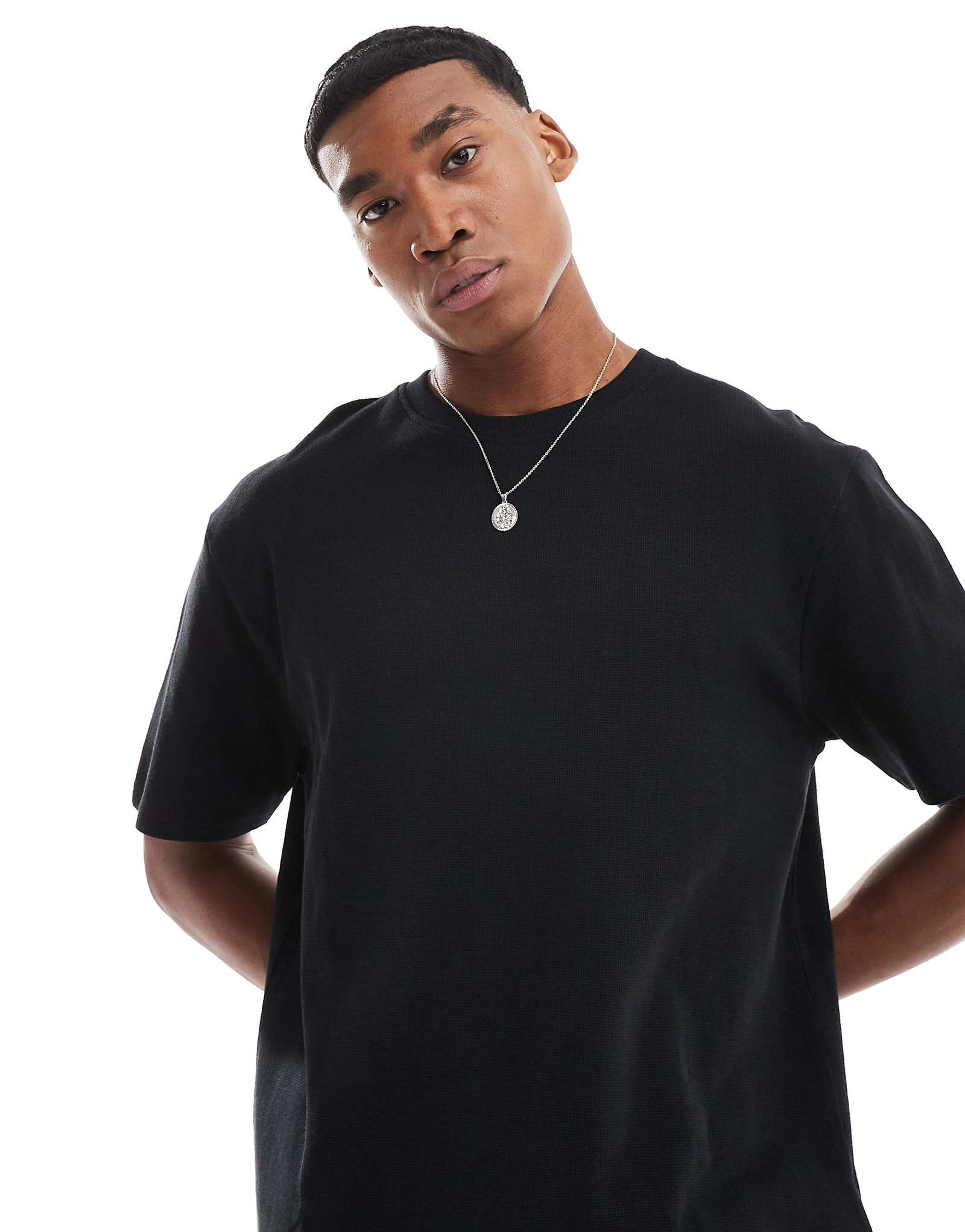 Поношенная текстурированная футболка оверсайз черного цвета 2490₽