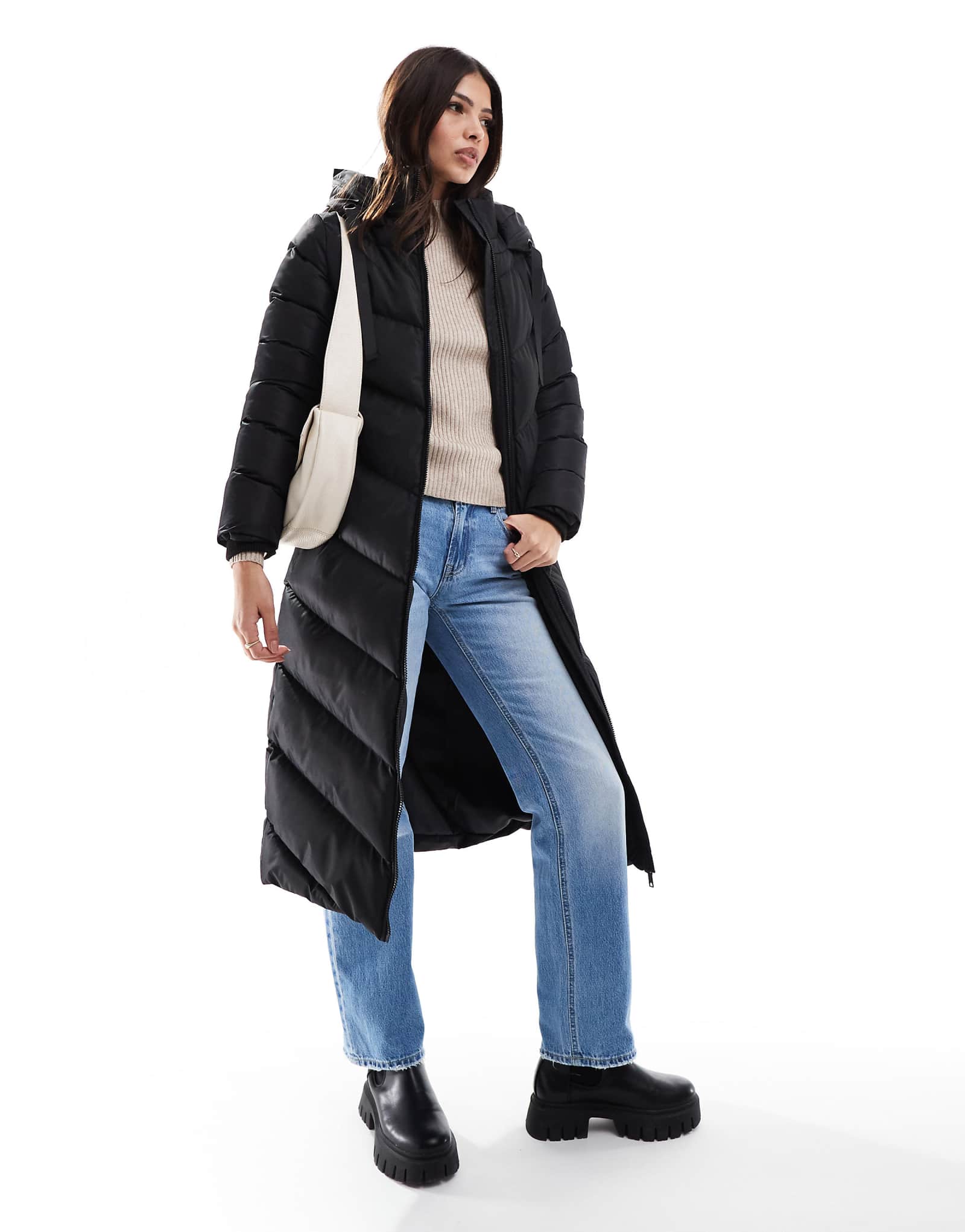 Поношенный пуховик с капюшоном во всю длину черного цвета 13890₽