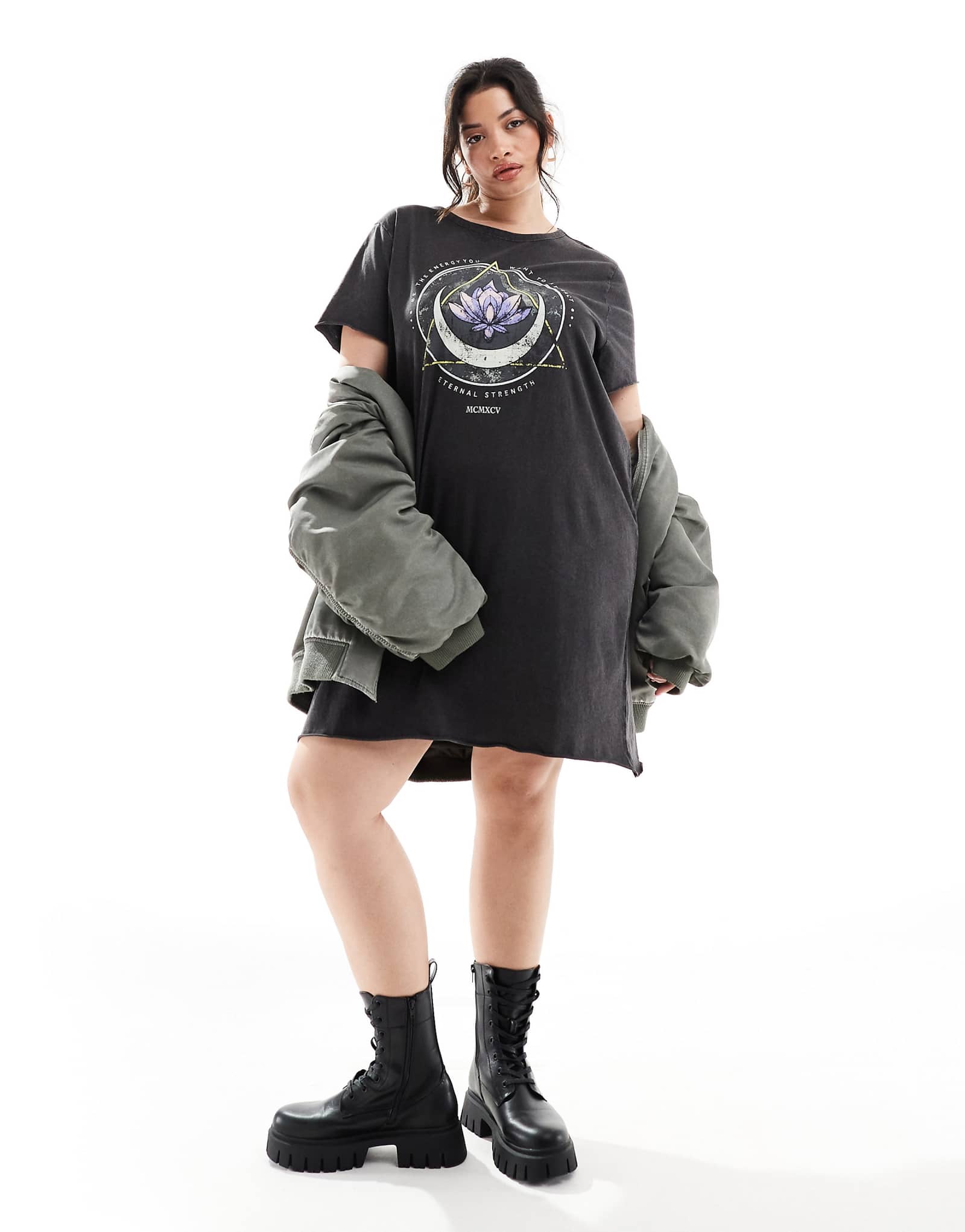 Мини-платье-футболка ONLY Curve с рисунком лотоса в стираном черном цвете 7390₽