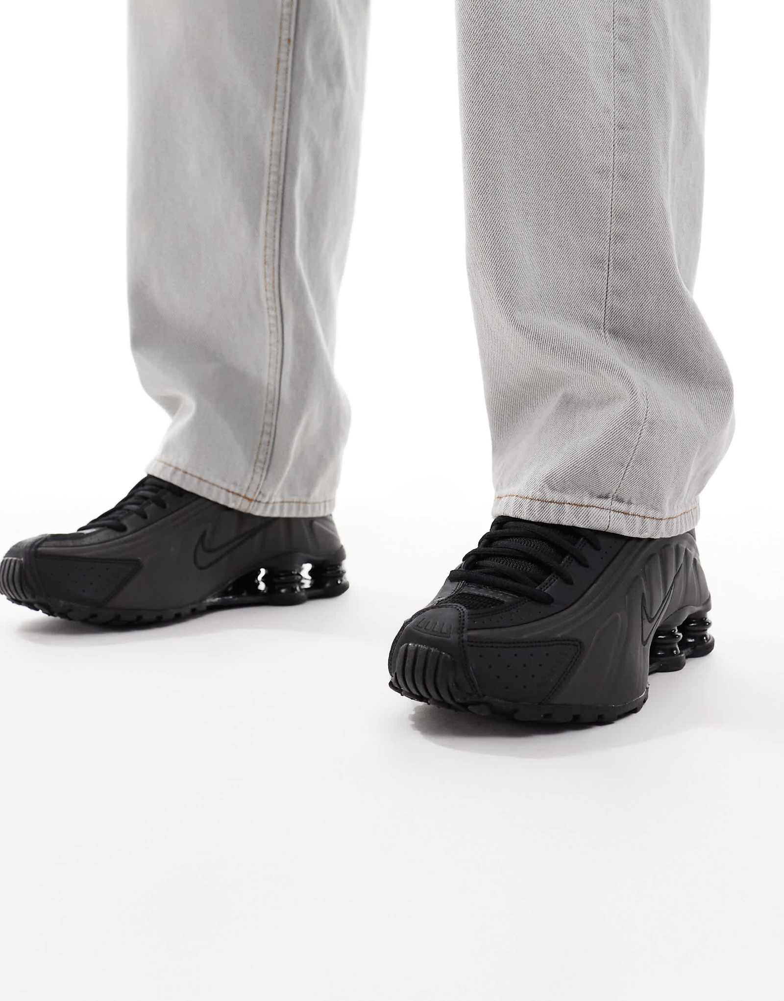 Кроссовки Nike Shox R4 черного цвета 30590₽