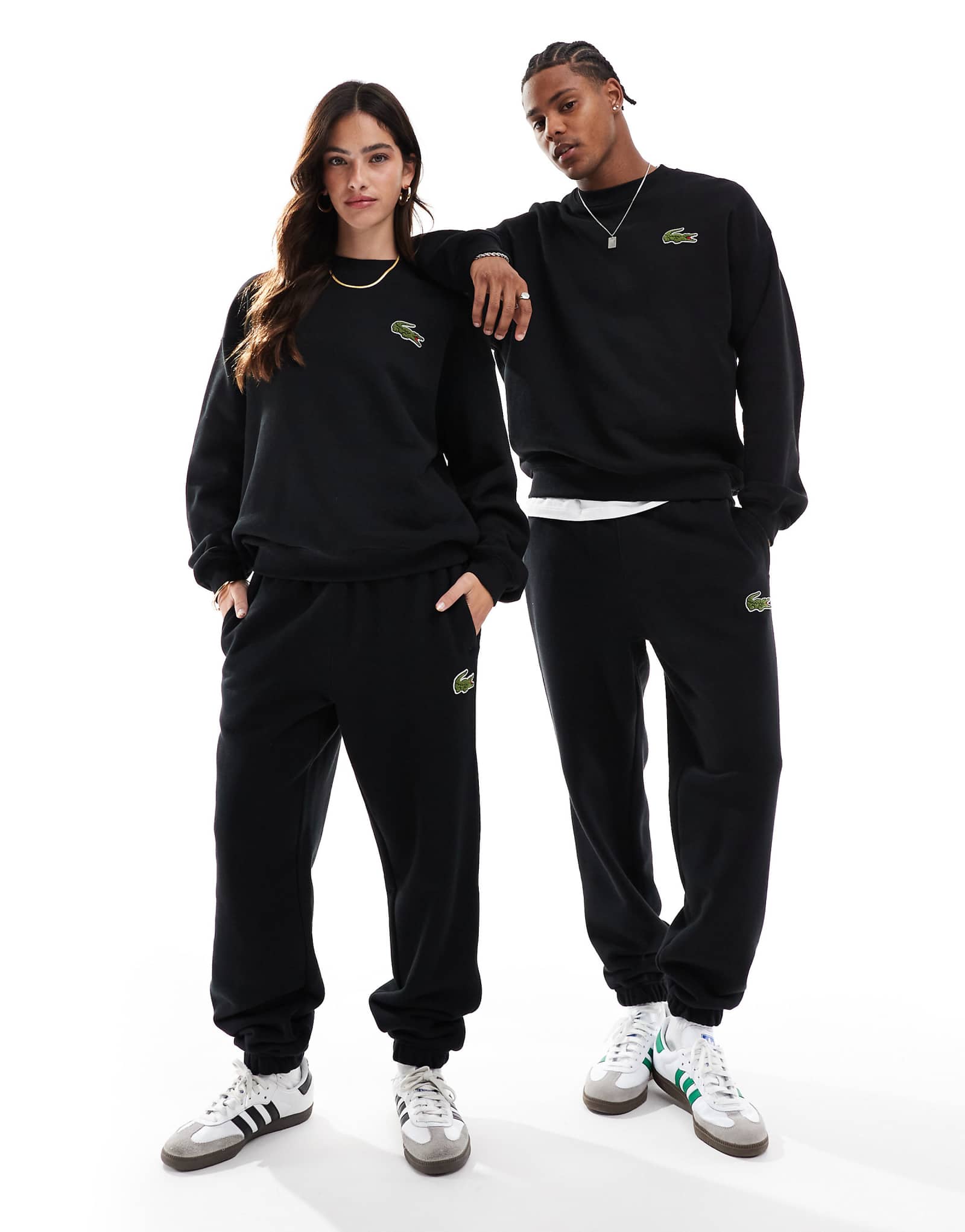 Спортивные брюки унисекс с логотипом Lacoste черного цвета 30090₽