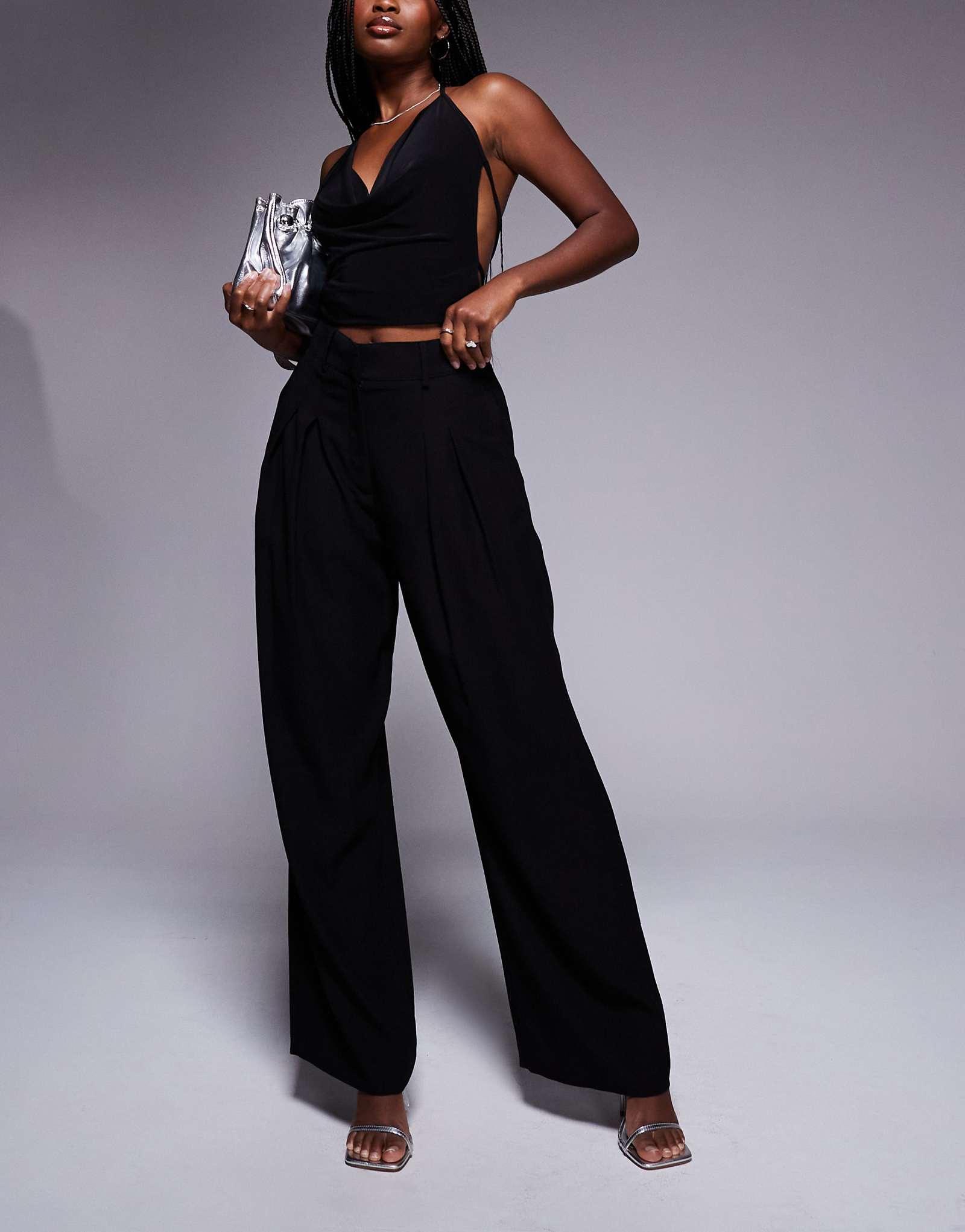 Широкие брюки в складку River Island черного цвета 13090₽