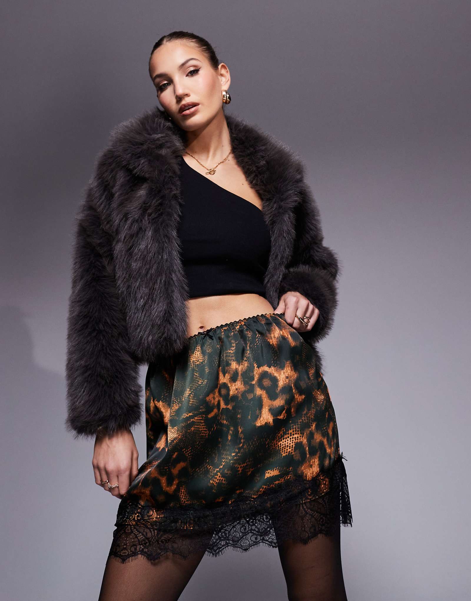 Атласная мини-юбка River Island с кружевной отделкой в леопардовый принт 6290₽