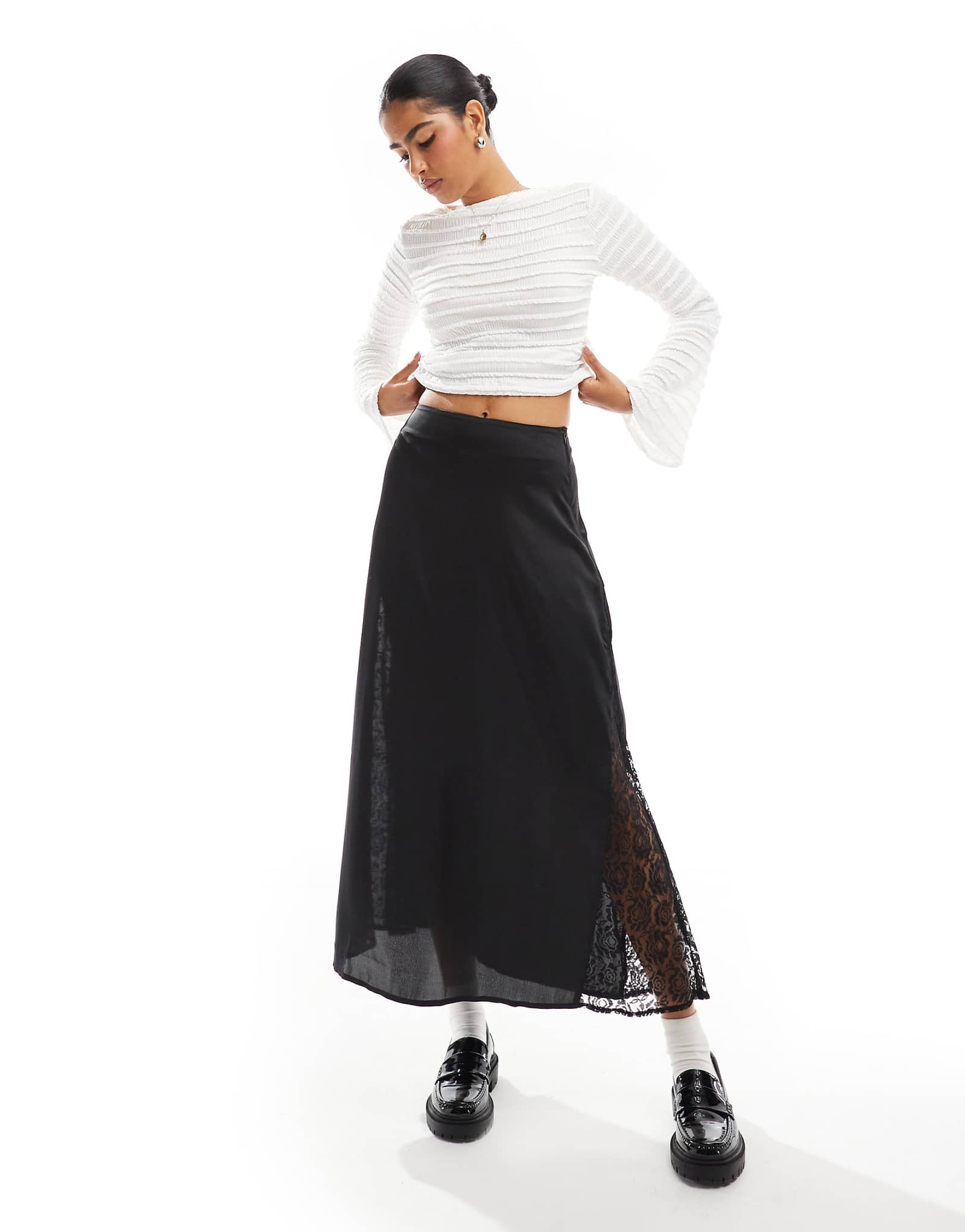 Атласная макси-юбка Wednesday's Girl с кружевной вставкой черного цвета