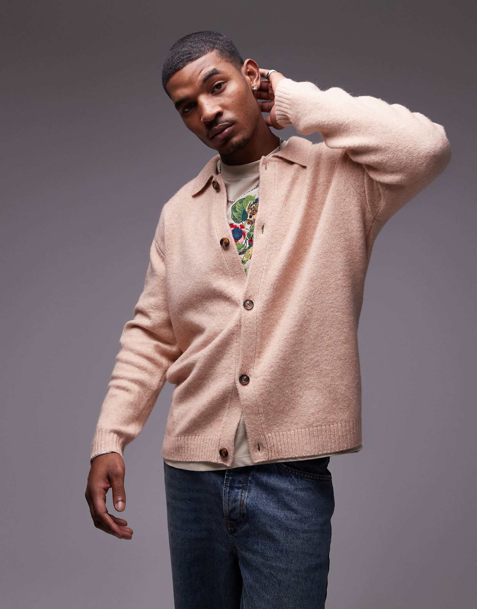 Вязаный кардиган Topman на пуговицах цвета экрю 4990₽