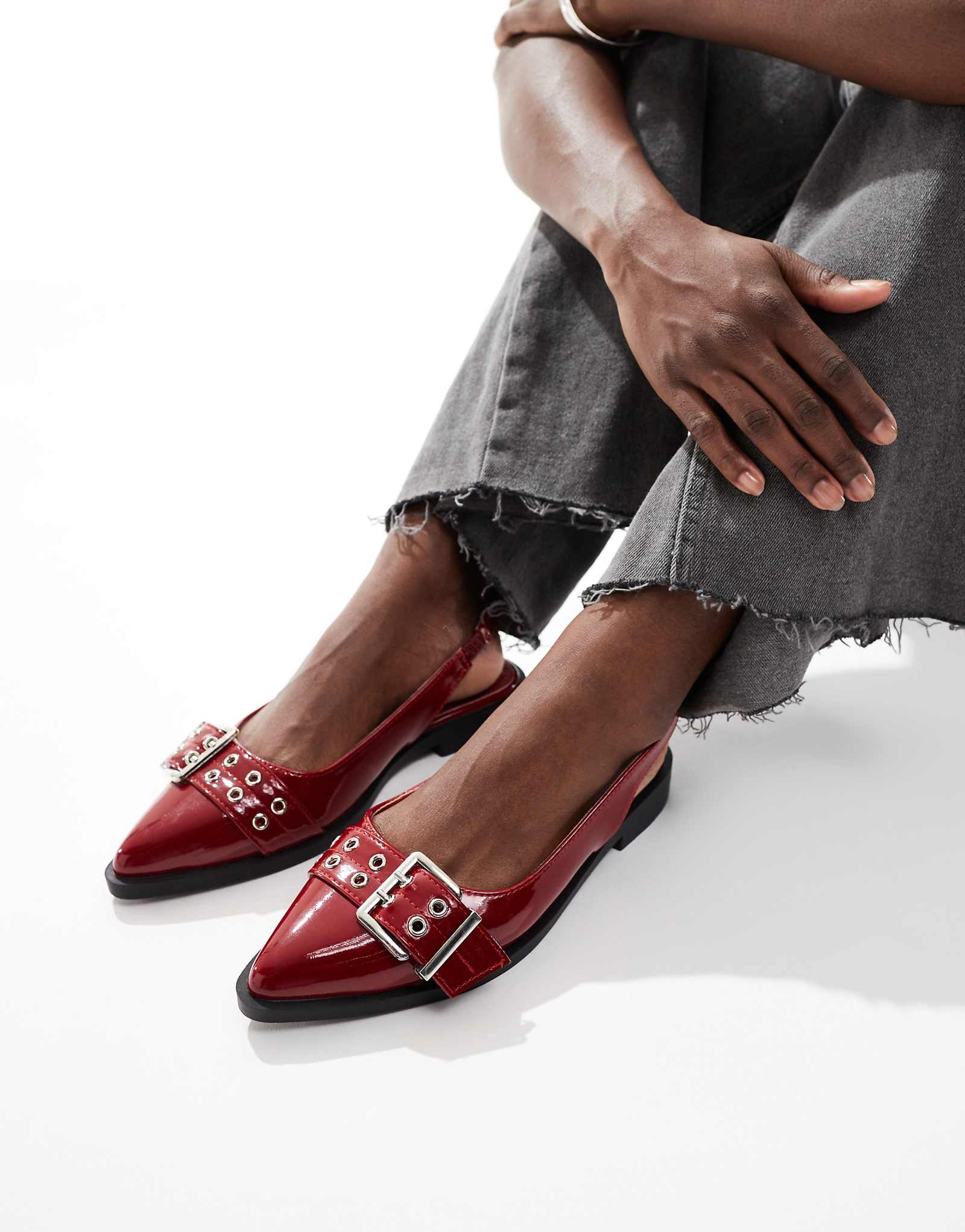 Сандалии SEQWL Vardy с пряжкой на спине в красном цвете 6490₽