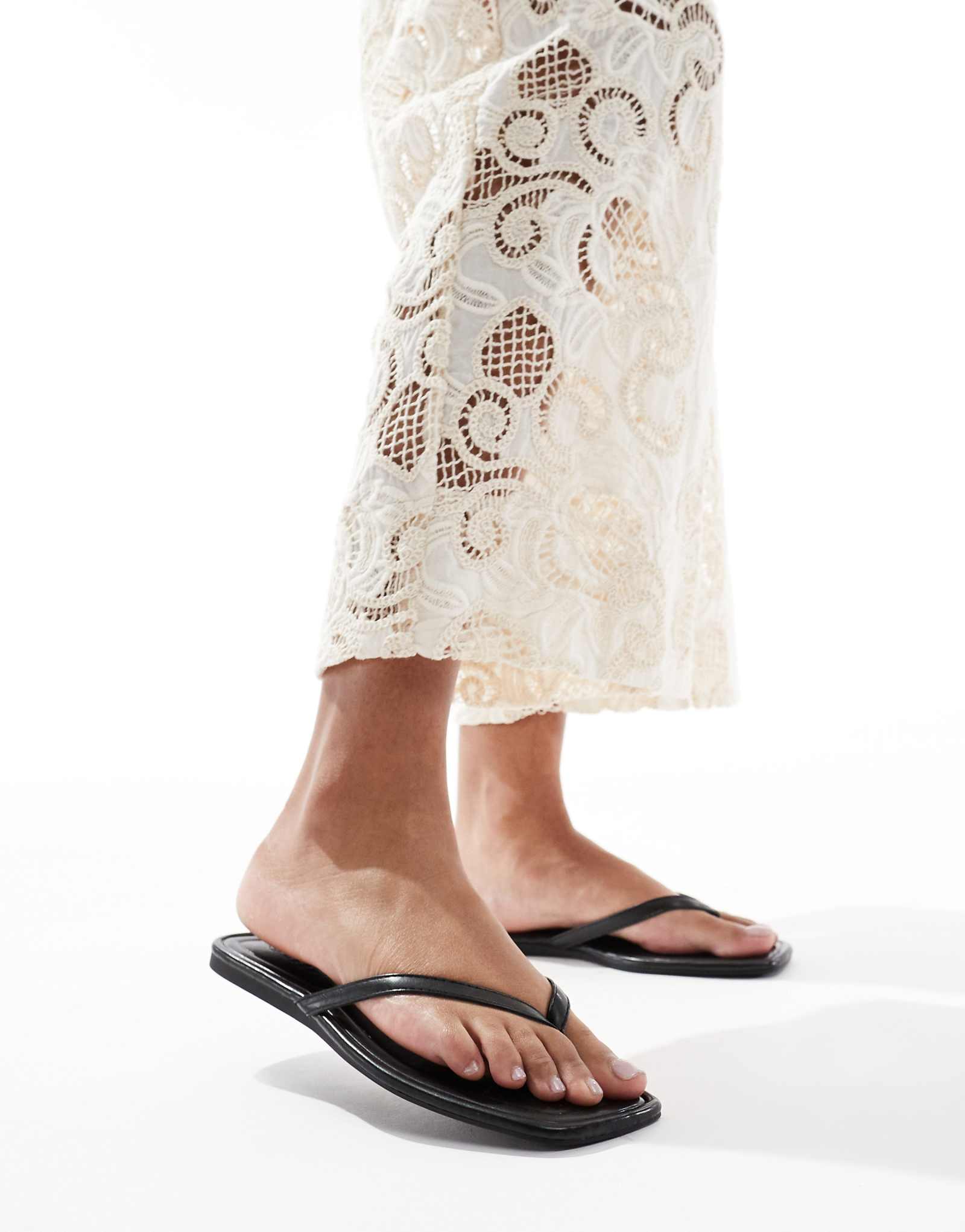 Сандалии со стрингами SEQWL Rooney Wide Fit черного цвета 3390₽