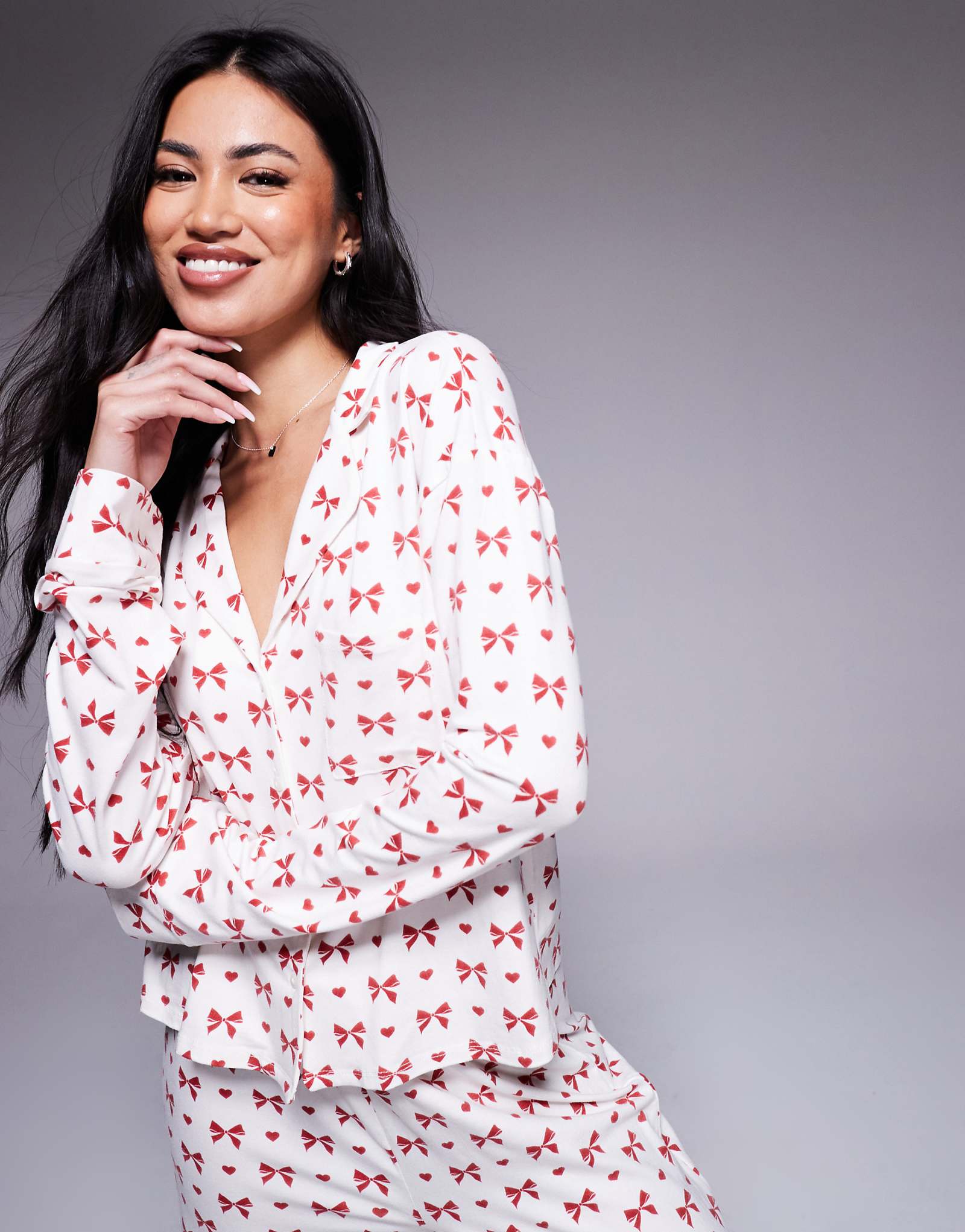 Эксклюзивная укороченная пижамная рубашка Kaiia на пуговицах с принтом в виде красного банта - часть комплекта 8590₽