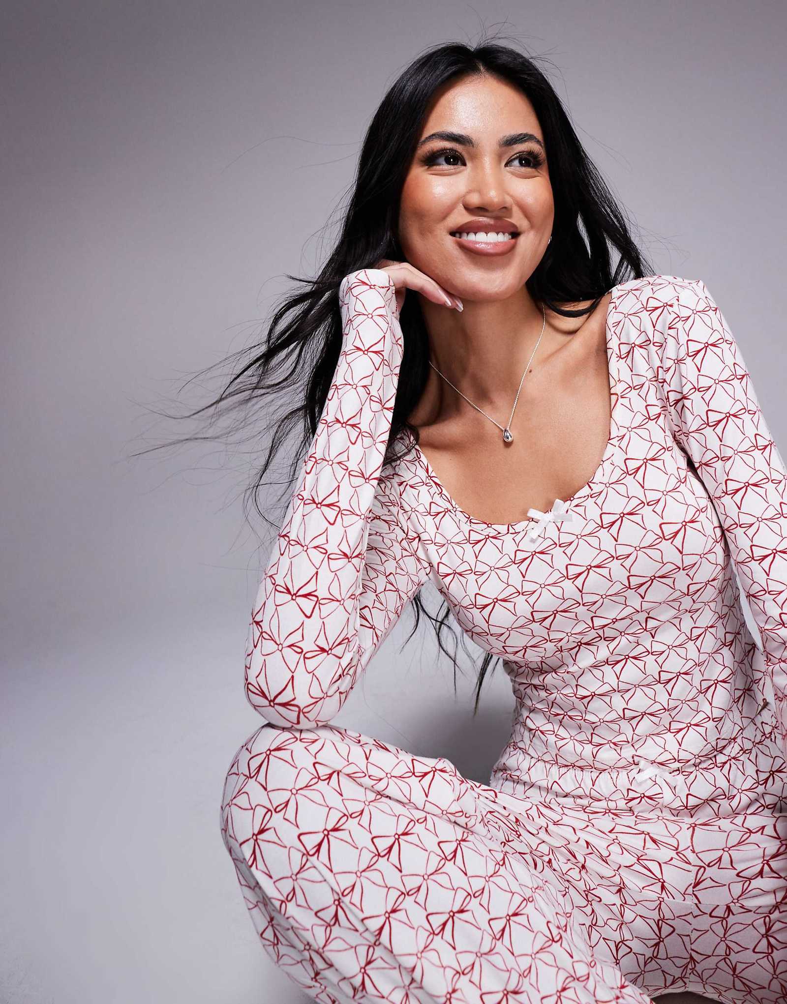 Эксклюзивный пижамный топ Kaiia с круглым вырезом и принтом в виде кремового и красного банта - часть комплекта 6190₽