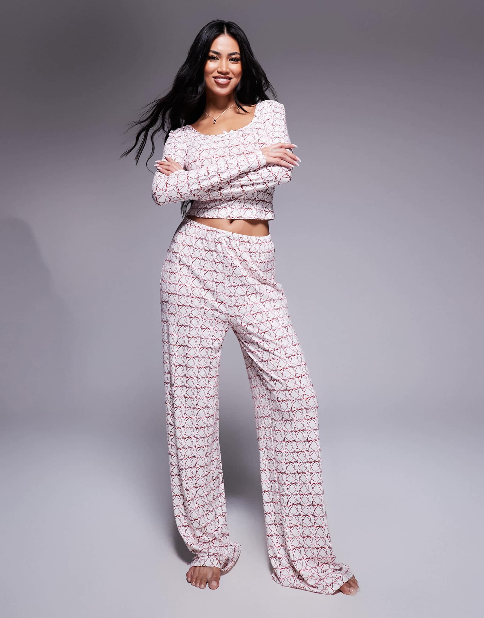 Эксклюзивные пижамные штаны Kaiia с принтом в виде кремового и красного банта - часть комплекта 7290₽