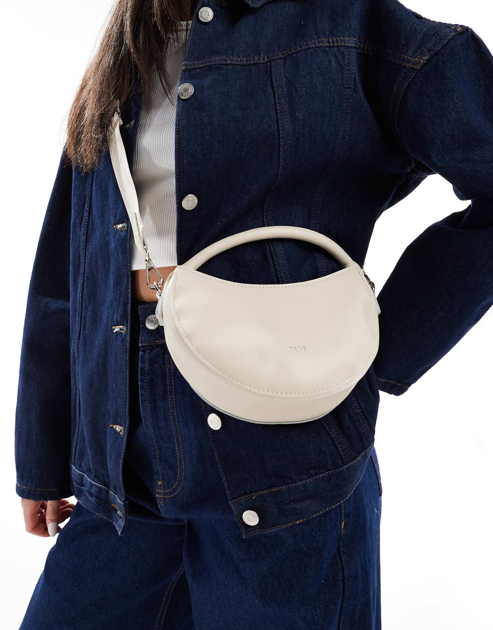 Сумка PASQ circle grab с ремешком через плечо темно-белого цвета